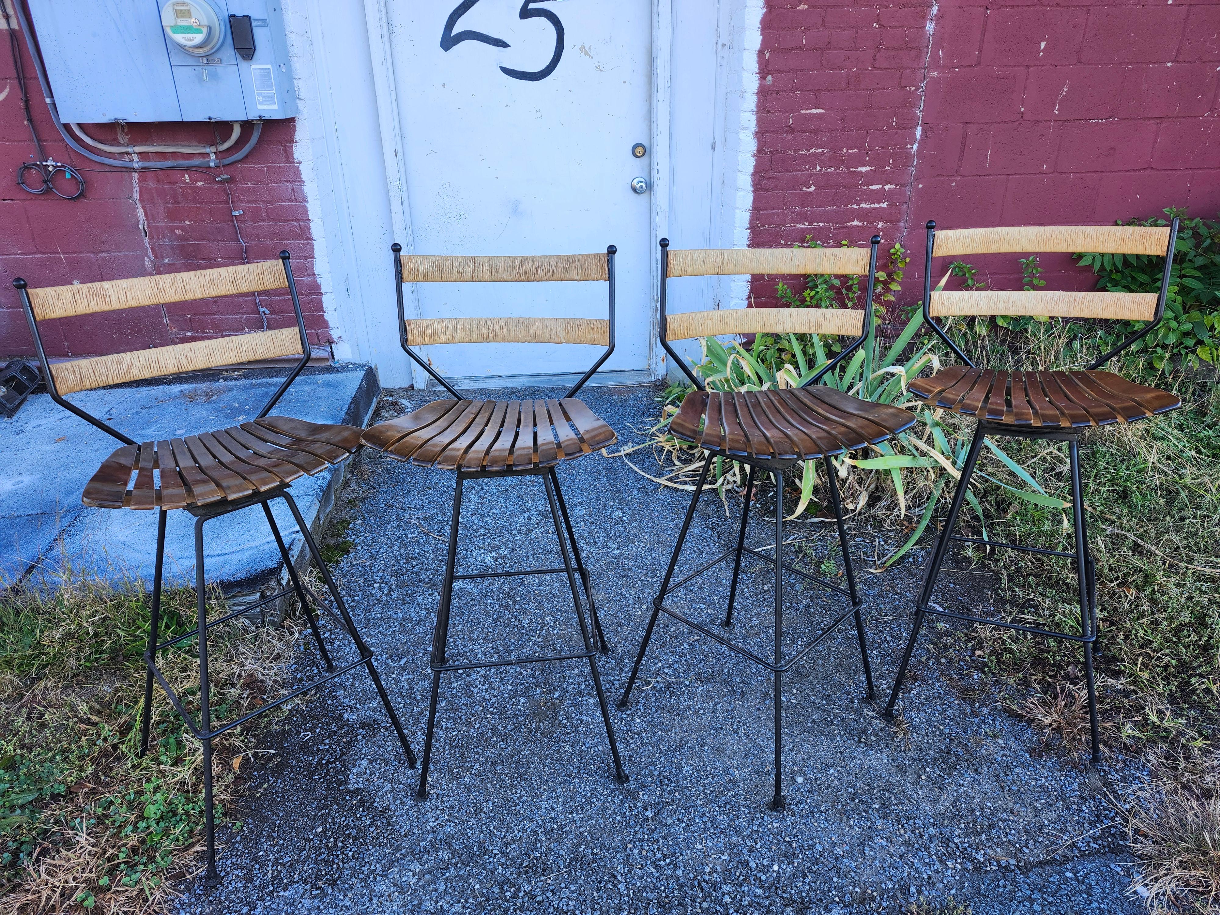 Dos pares de taburetes de barra o de mostrador modernos de mediados de siglo Hierro arce y rafia Umanoff en venta 4