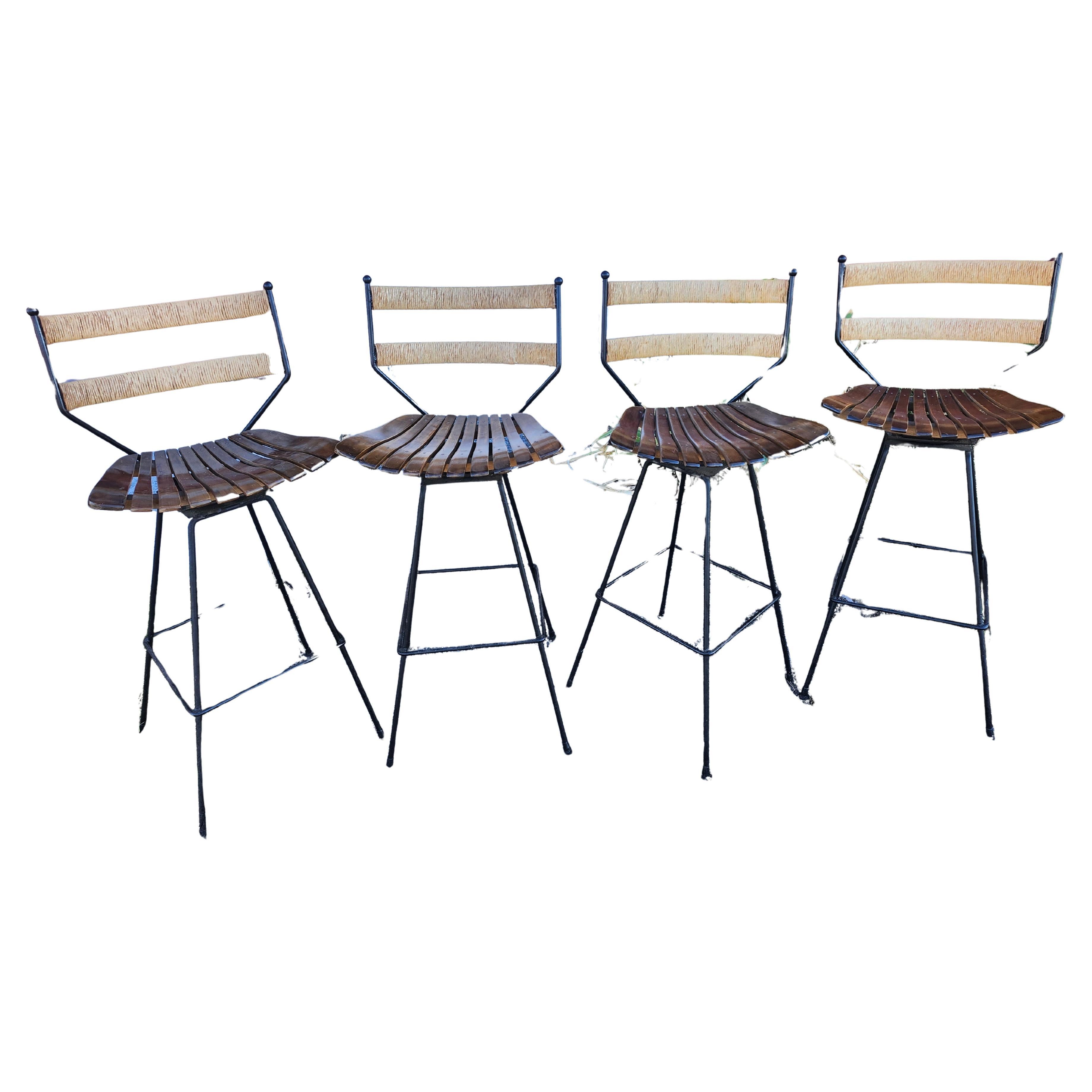 Dos pares de taburetes de barra o de mostrador modernos de mediados de siglo Hierro arce y rafia Umanoff Estadounidense en venta