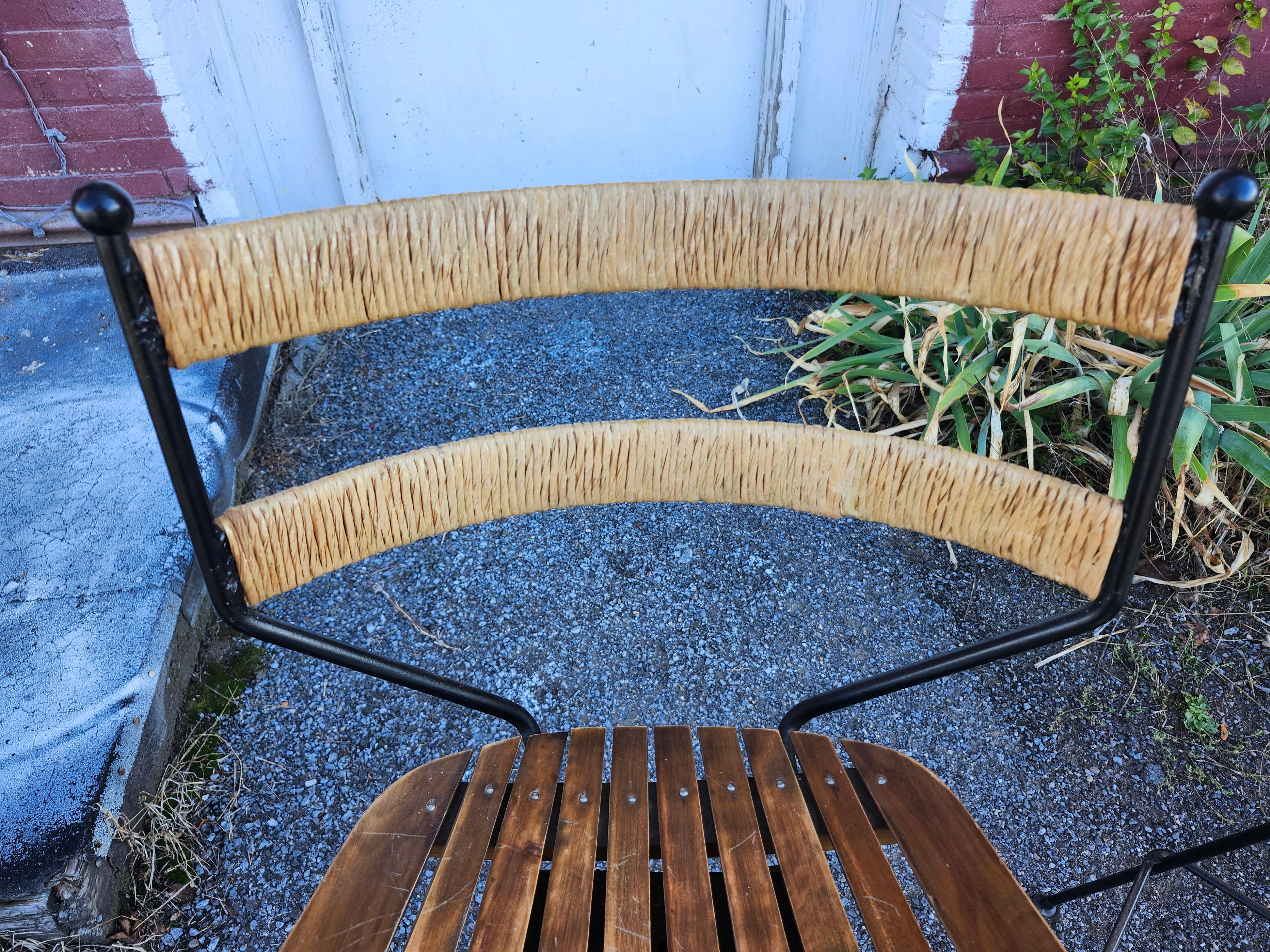 Dos pares de taburetes de barra o de mostrador modernos de mediados de siglo Hierro arce y rafia Umanoff Hecho a mano en venta