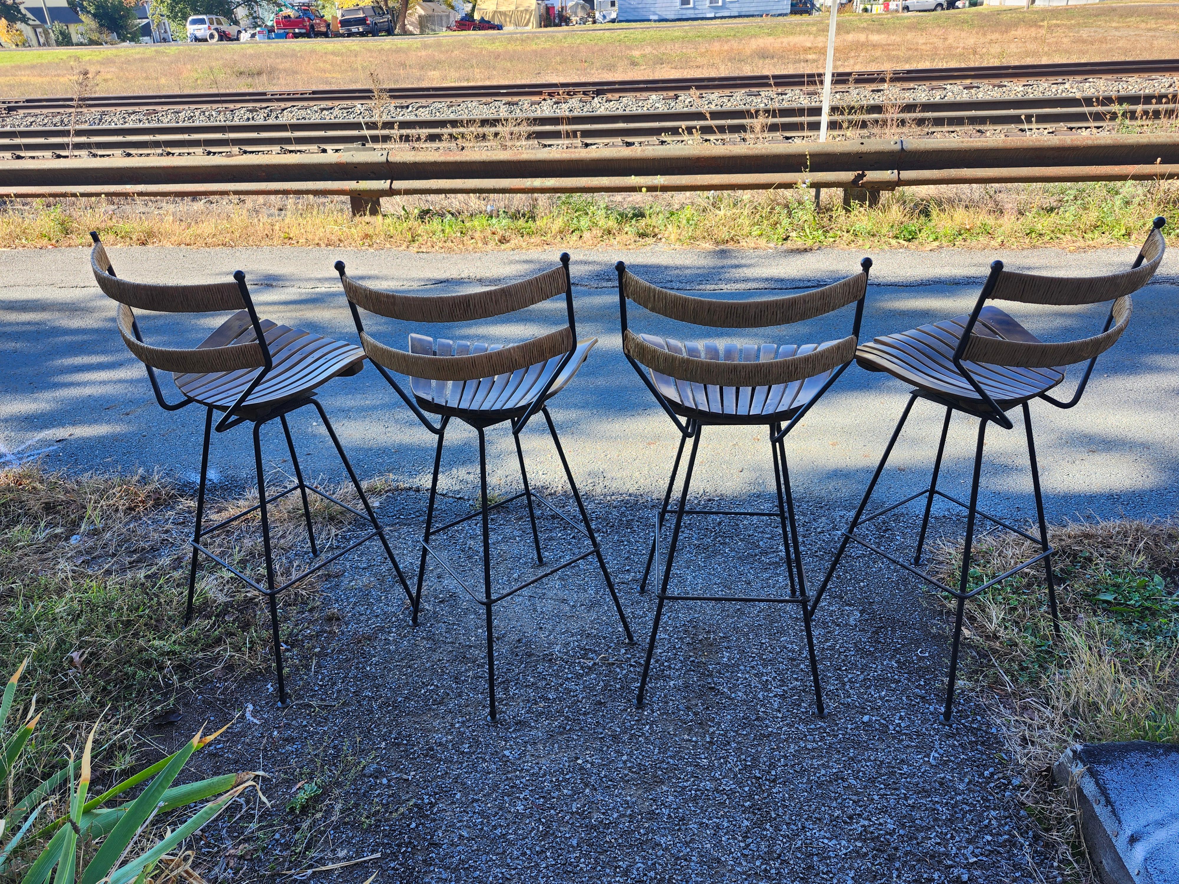 Dos pares de taburetes de barra o de mostrador modernos de mediados de siglo Hierro arce y rafia Umanoff en Bueno estado para la venta en Port Jervis, NY