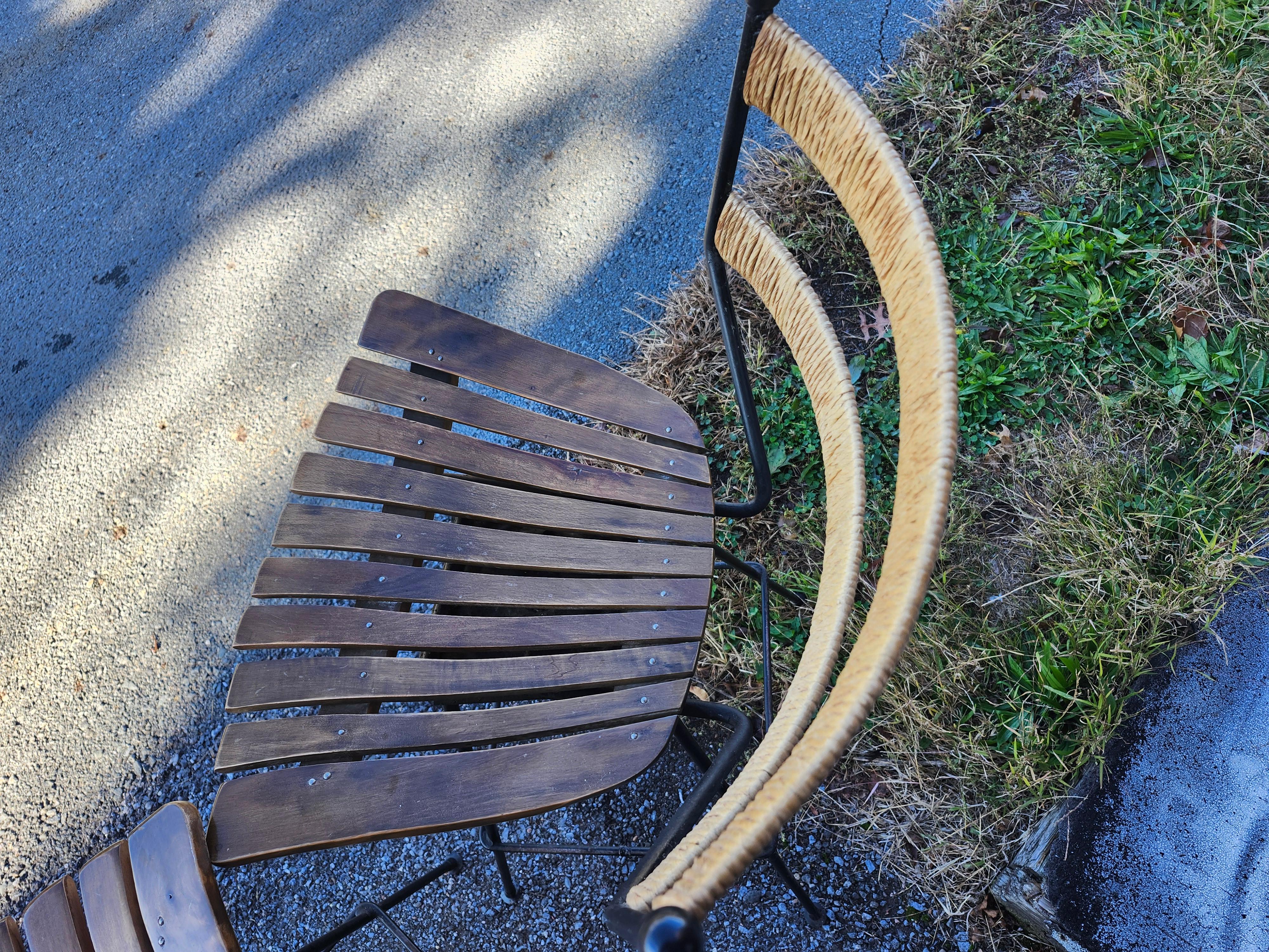 Dos pares de taburetes de barra o de mostrador modernos de mediados de siglo Hierro arce y rafia Umanoff mediados del siglo XX en venta