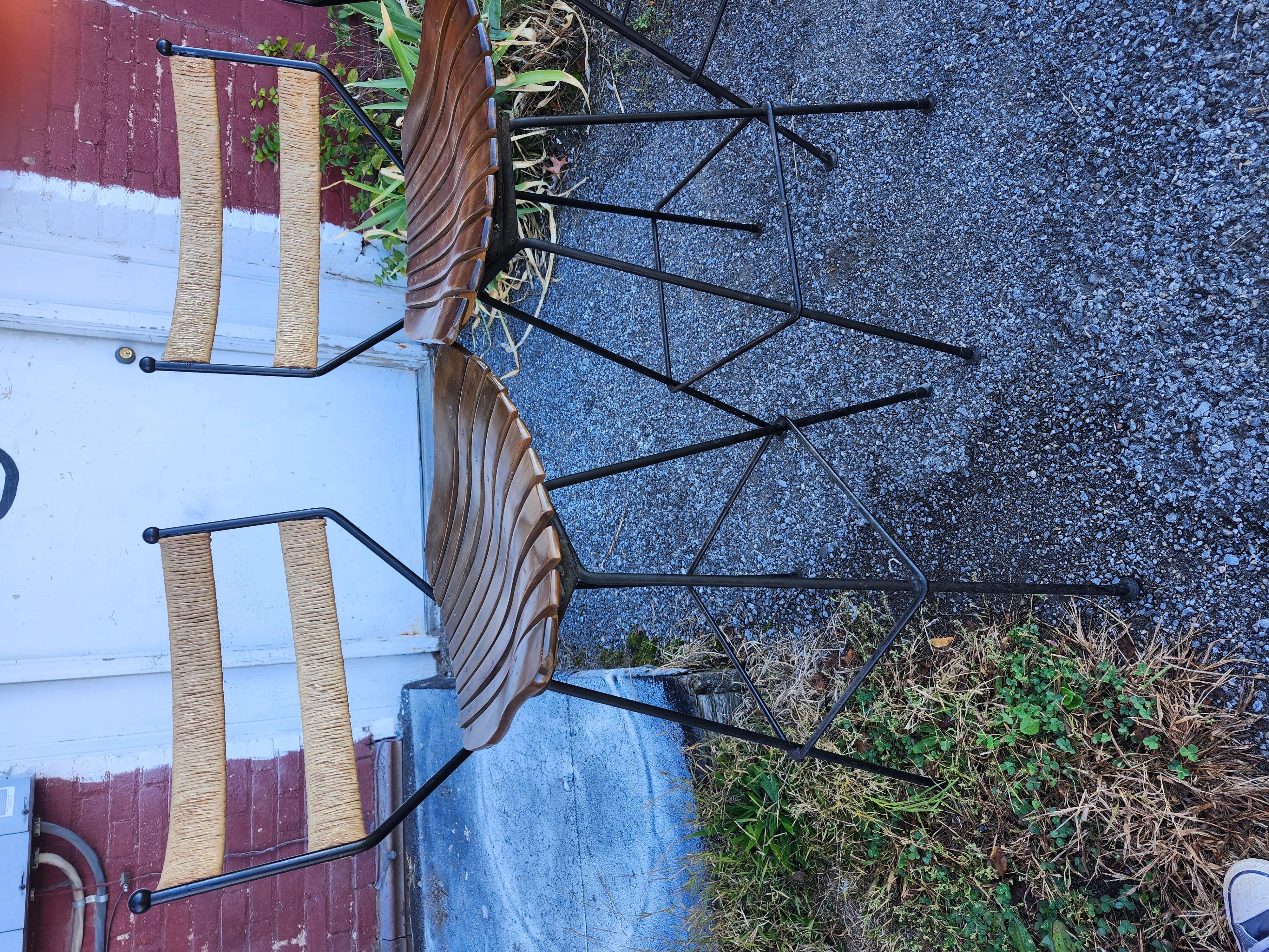 Dos pares de taburetes de barra o de mostrador modernos de mediados de siglo Hierro arce y rafia Umanoff Rafia en venta