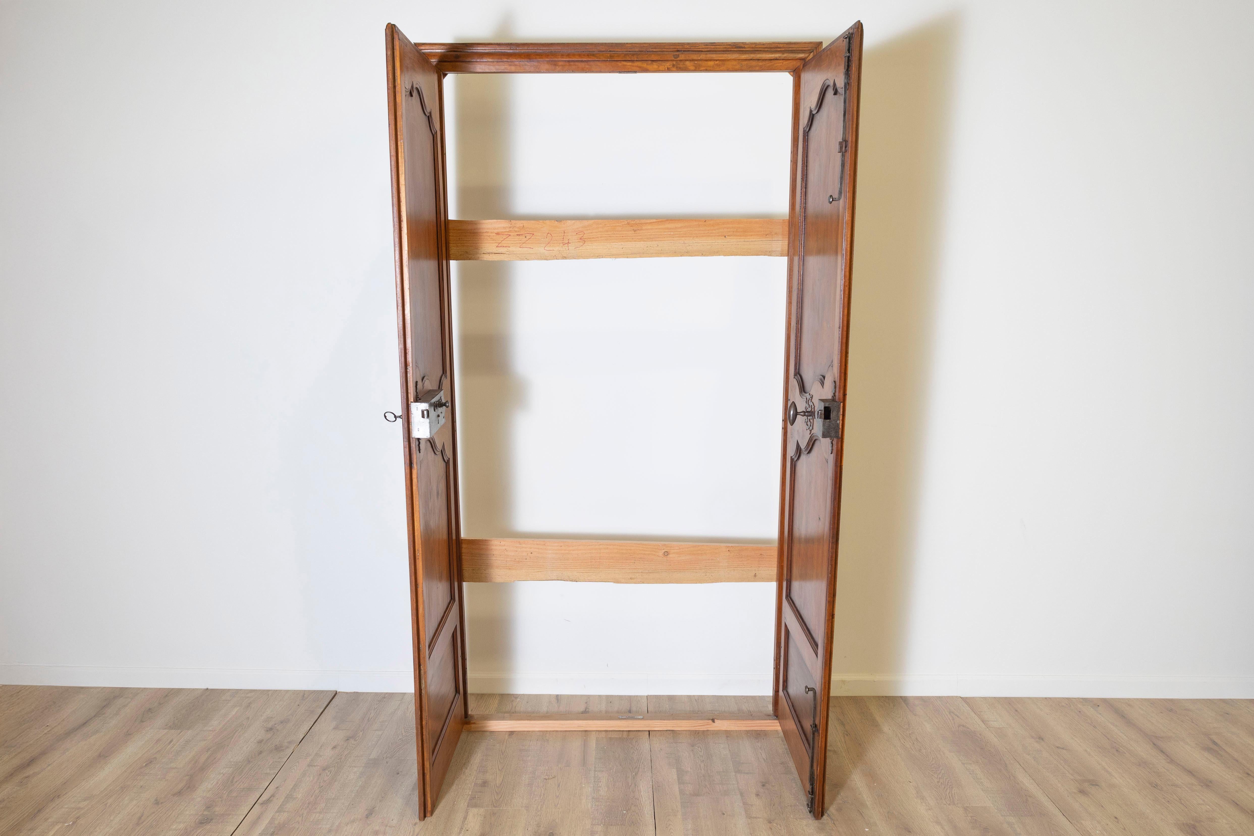 Two Pairs of 18th Century French Alder Communication Doors From Avignon For Sale 5