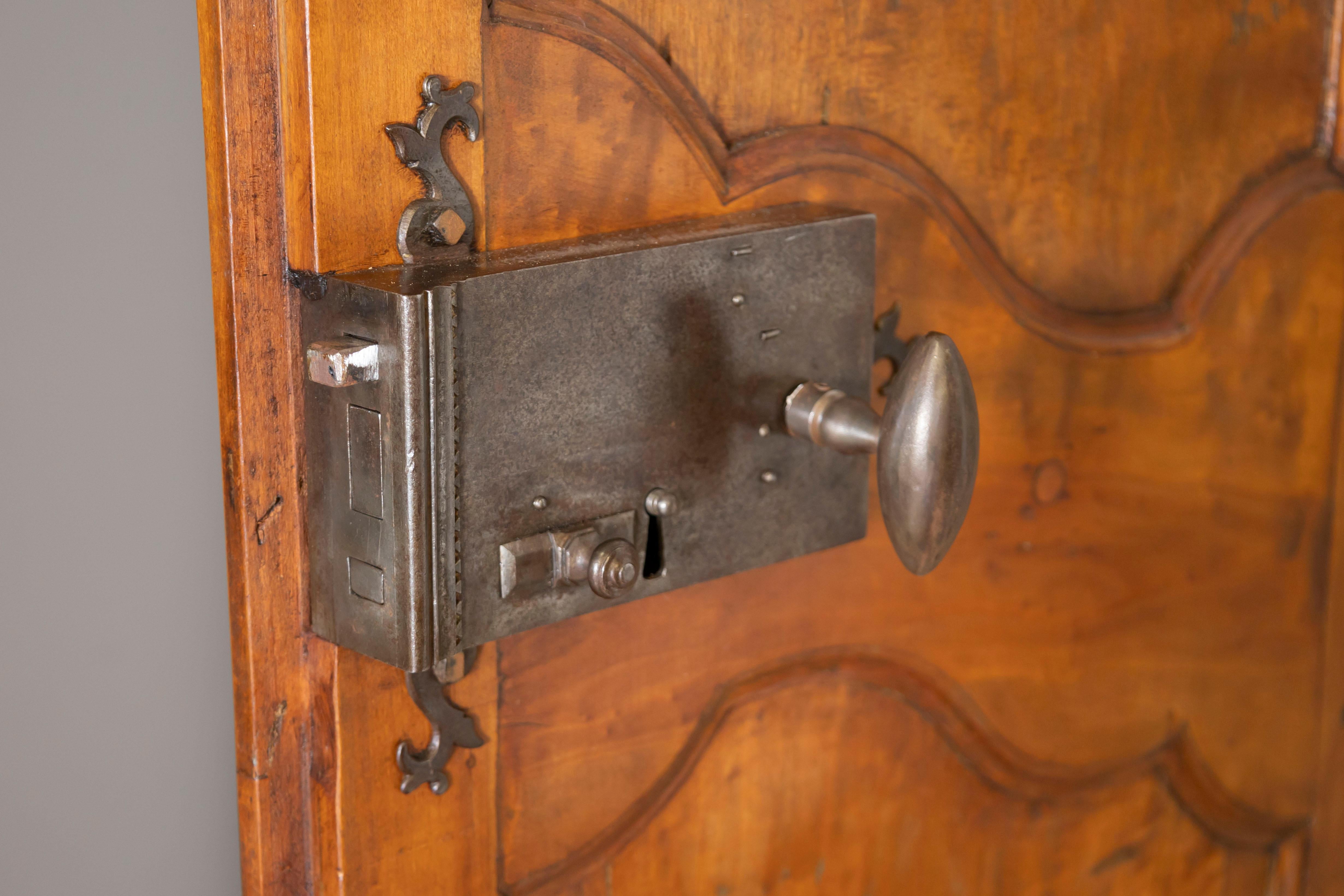 Two Pairs of 18th Century French Alder Communication Doors From Avignon For Sale 2