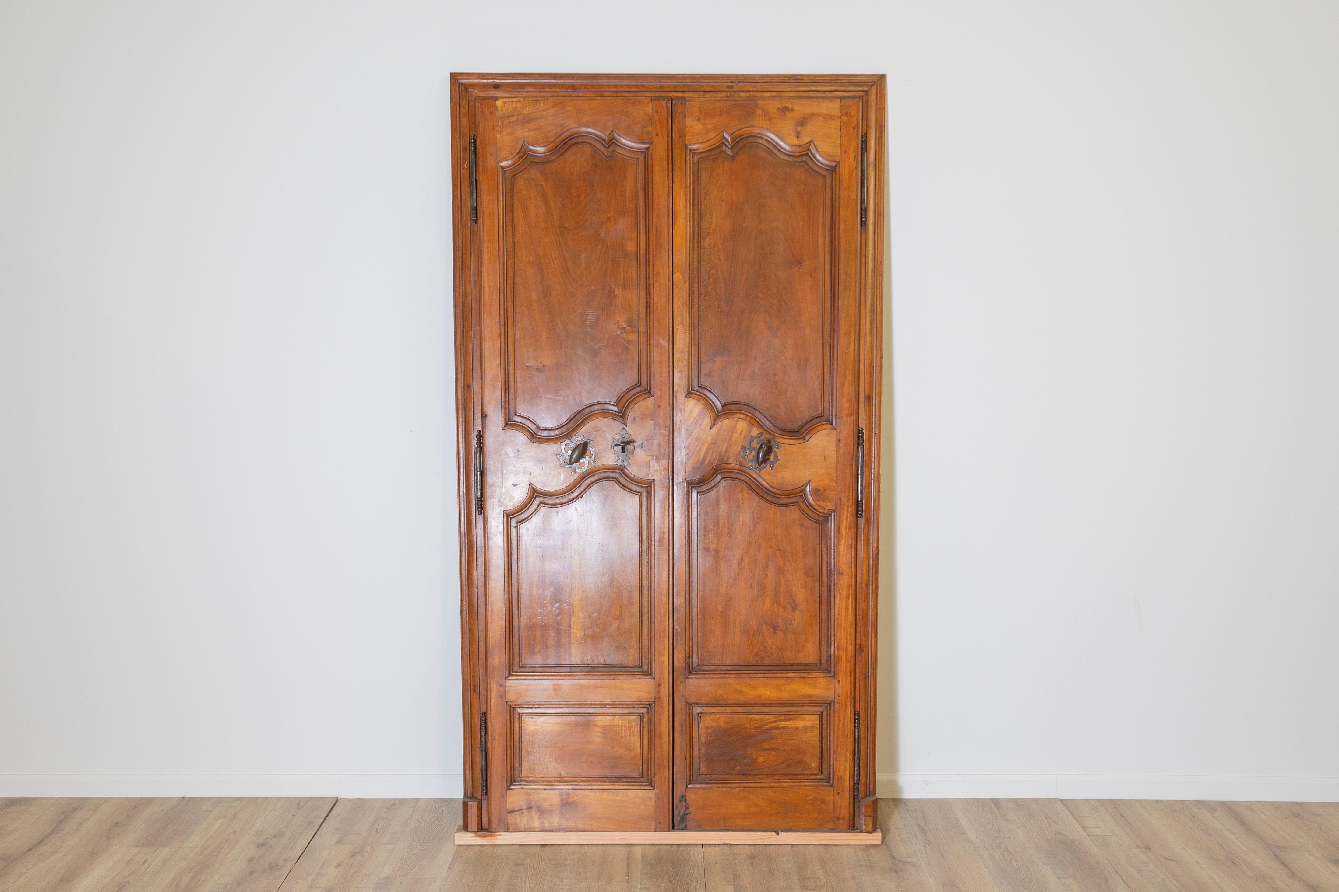 Two Pairs of 18th Century French Alder Communication Doors From Avignon For Sale 3