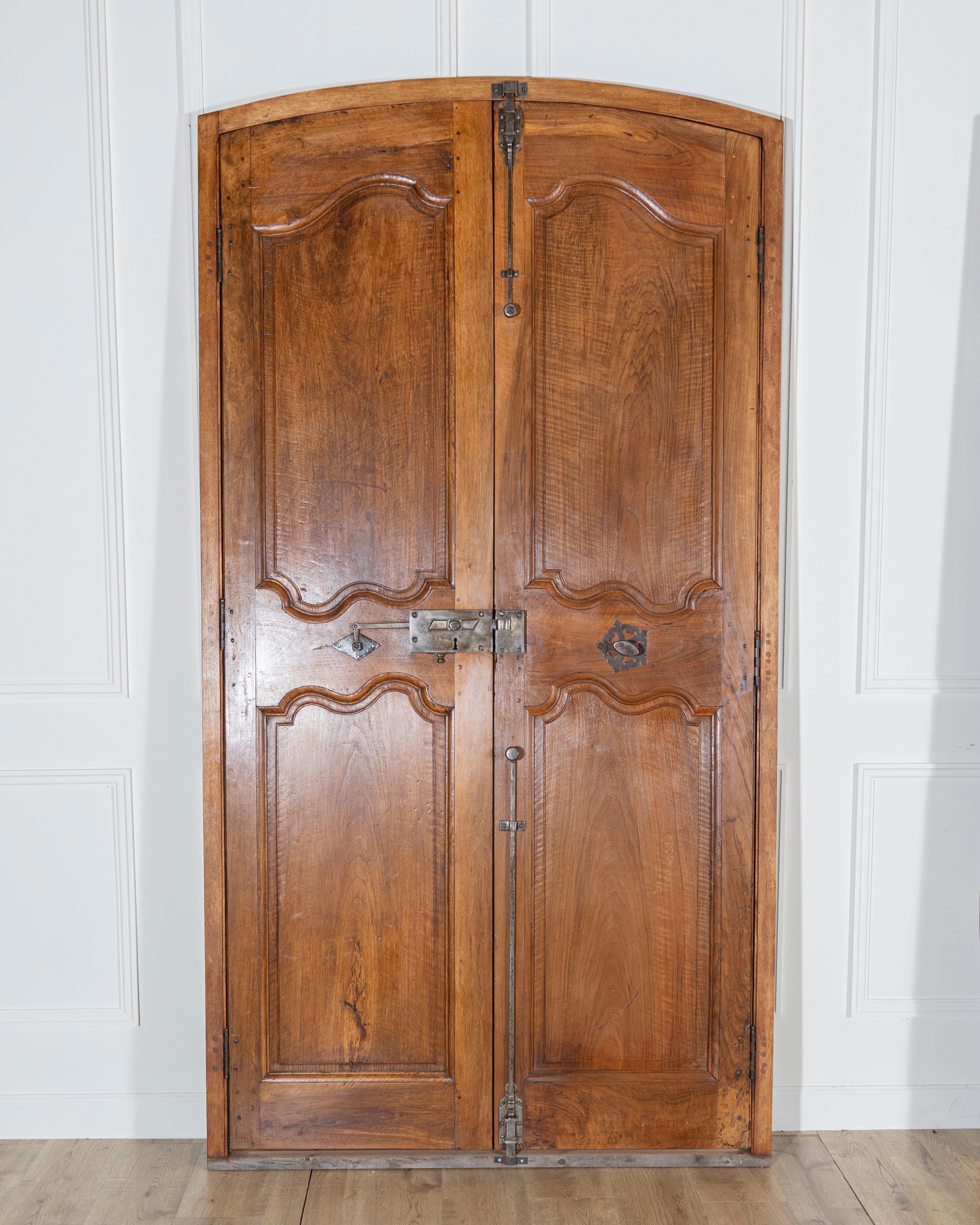 Deux paires de portes de communication en noyer françaises du XVIIIe siècle en vente 8