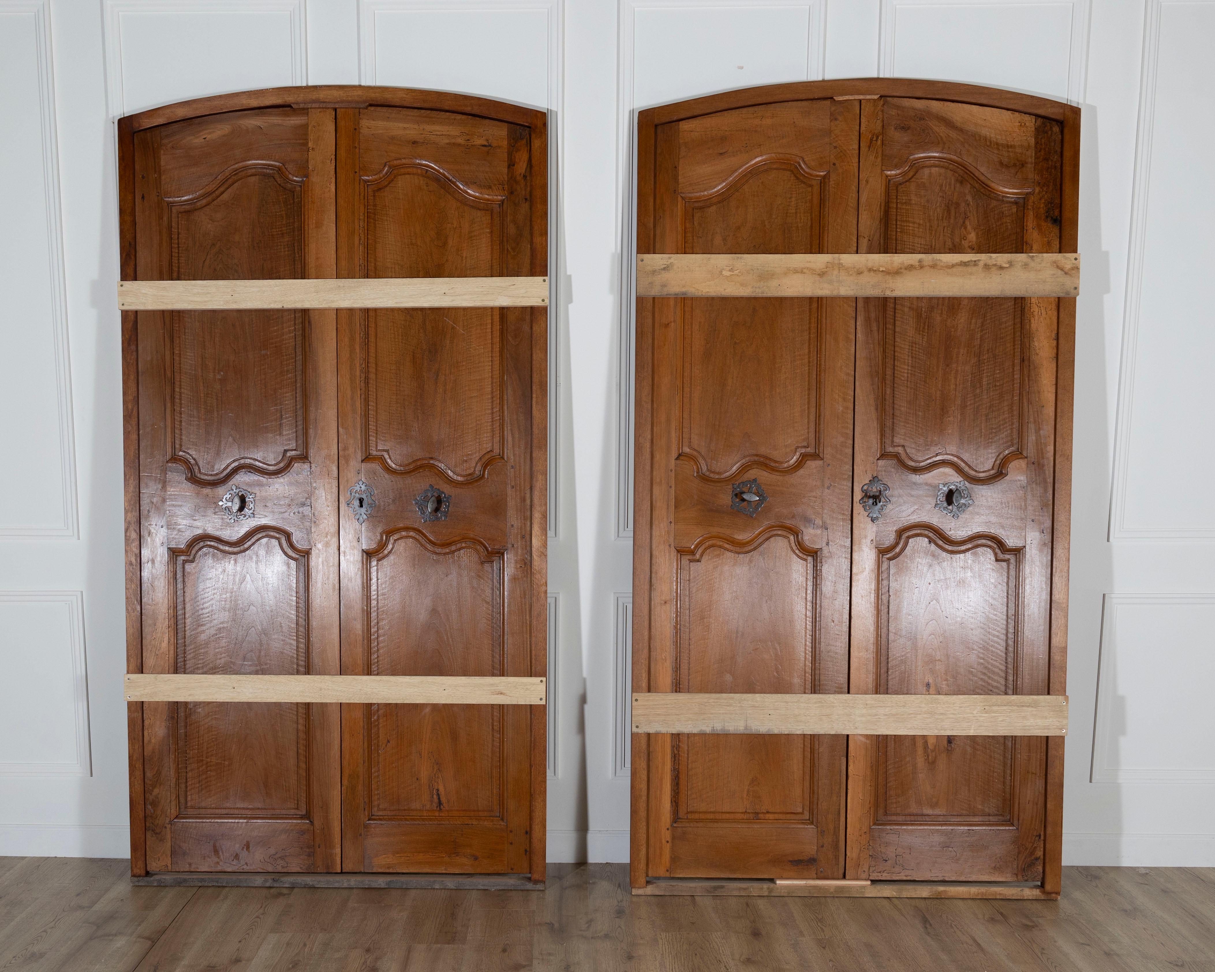Deux paires de portes de communication en noyer françaises du XVIIIe siècle en vente 3