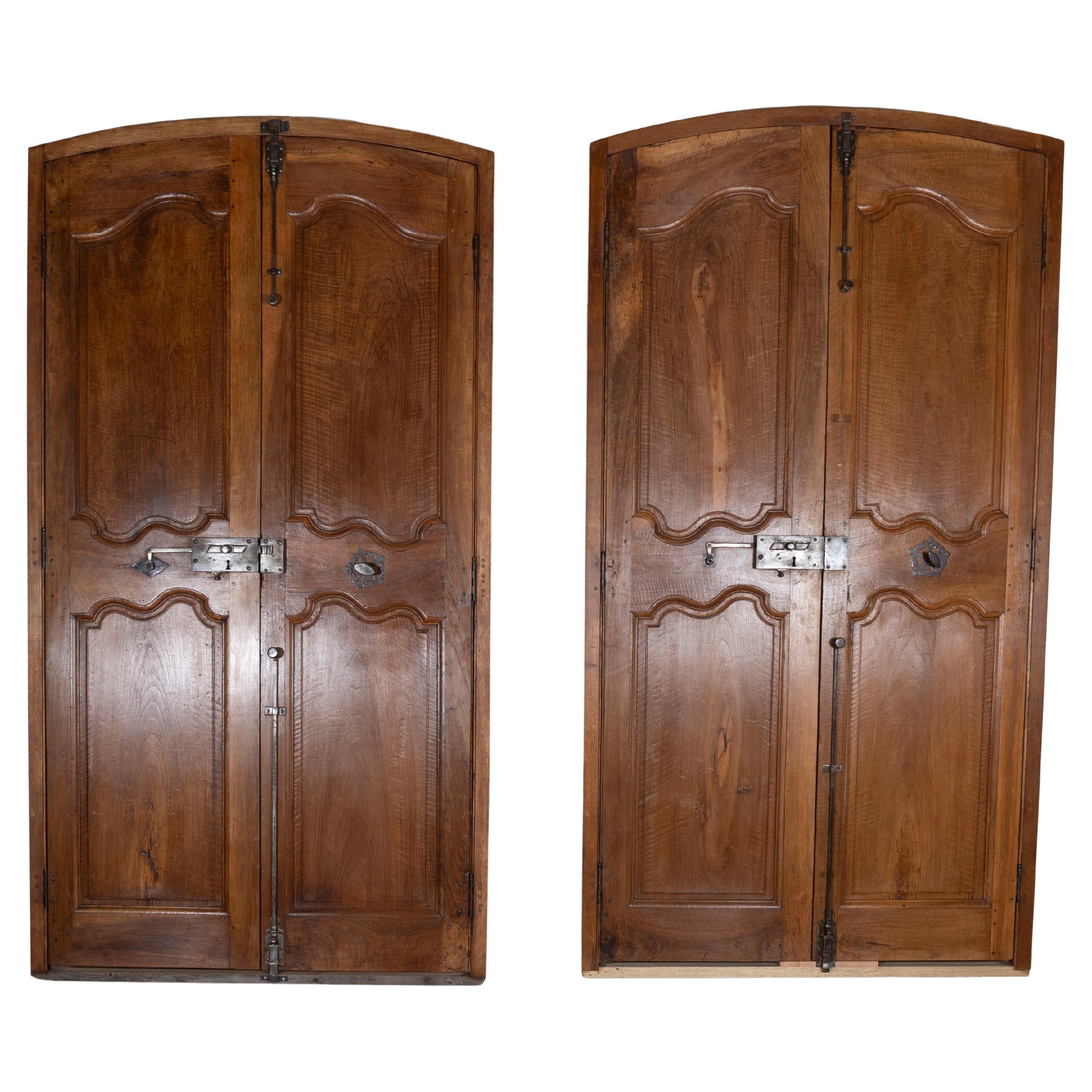 Deux paires de portes de communication en noyer françaises du XVIIIe siècle en vente