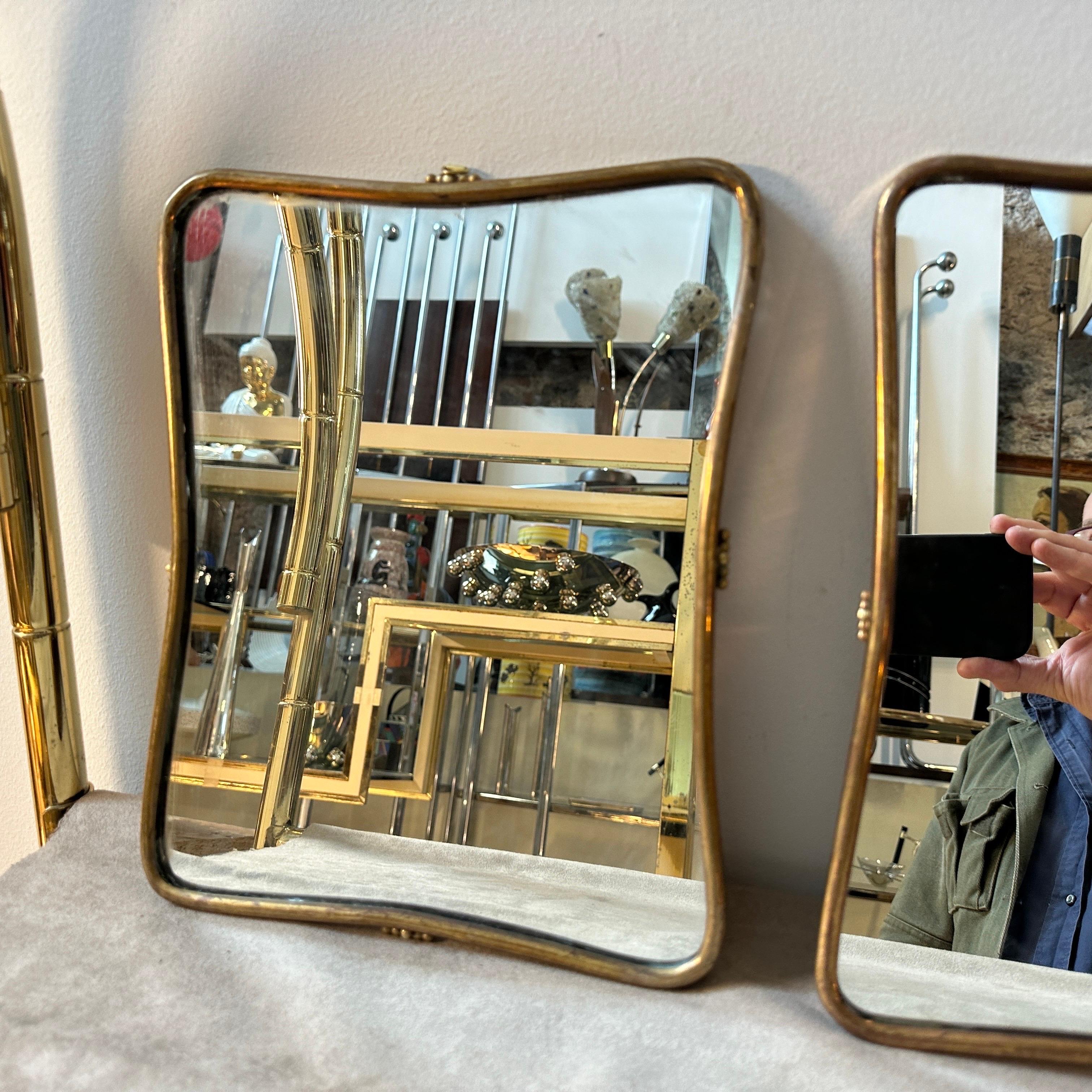 Une paire de miroirs muraux en laiton de forme biscornue, à la manière de Gio Ponti, présente des cuivres patinés d'origine, tandis que les miroirs sont en très bon état. Gio Condit a utilisé ce type de miroir dans les plus belles maisons de Milan