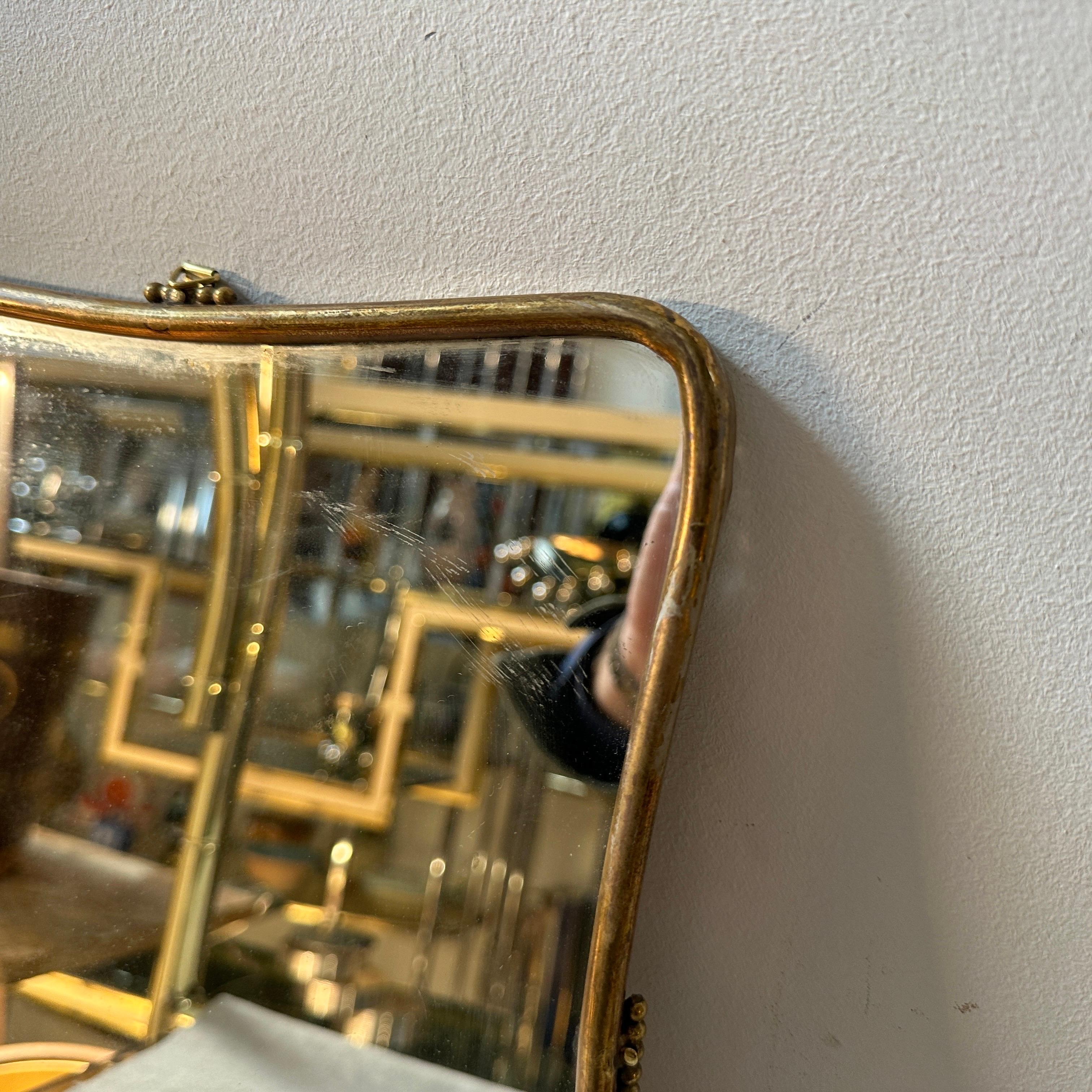 A pair of 1950s Gio Ponti Style Mid-Century Modern Brass Small Wall Mirrors In Good Condition For Sale In Aci Castello, IT