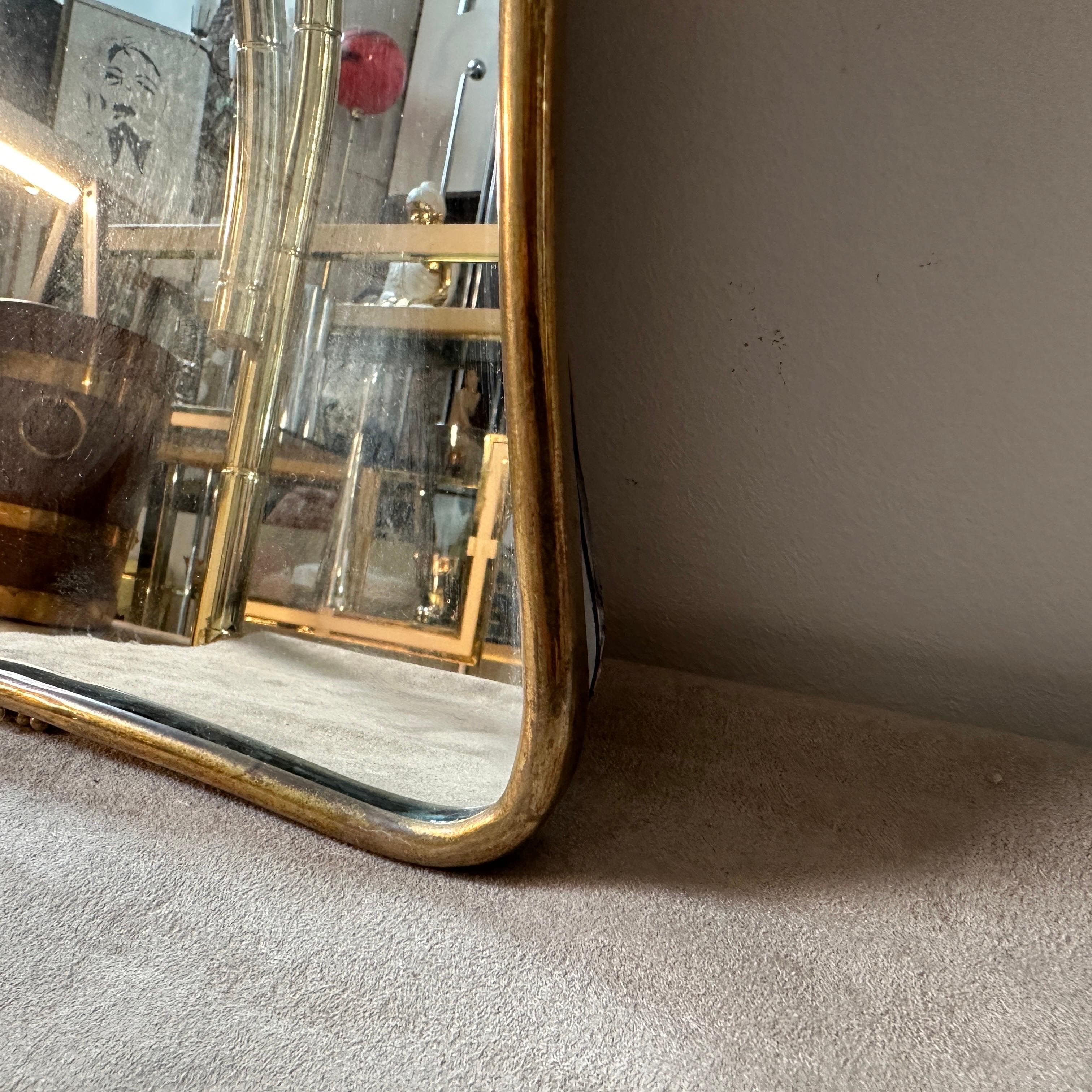 A pair of 1950s Gio Ponti Style Mid-Century Modern Brass Small Wall Mirrors For Sale 3