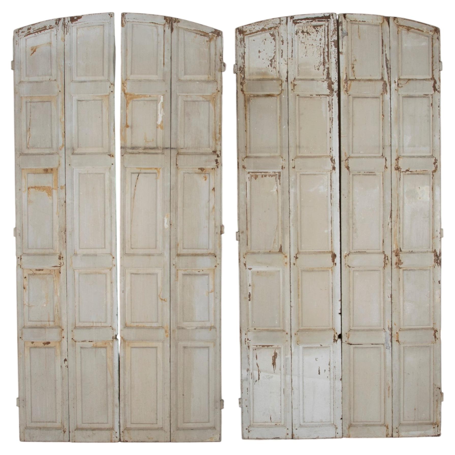 How does a folding door work?