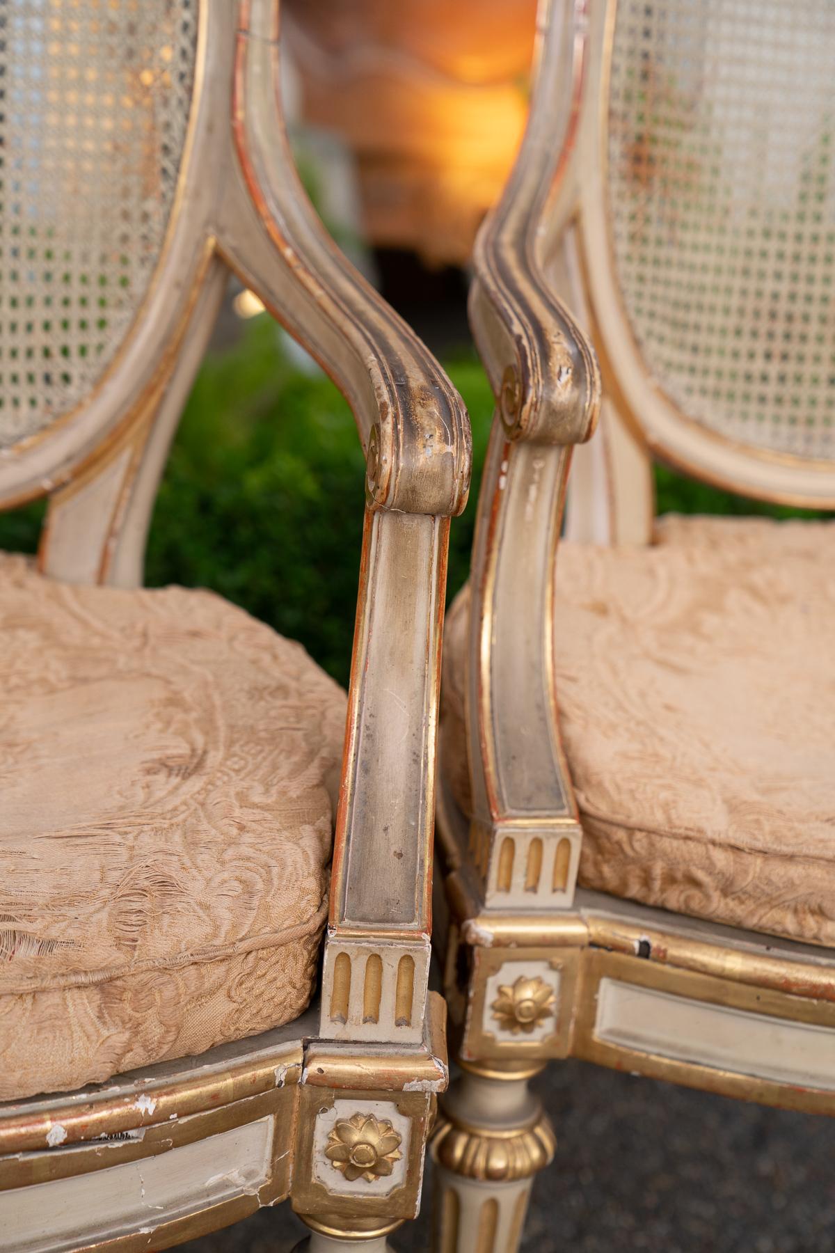 Paar vergoldete und bemalte Sessel aus dem 19. Jahrhundert (Louis XVI.) im Angebot