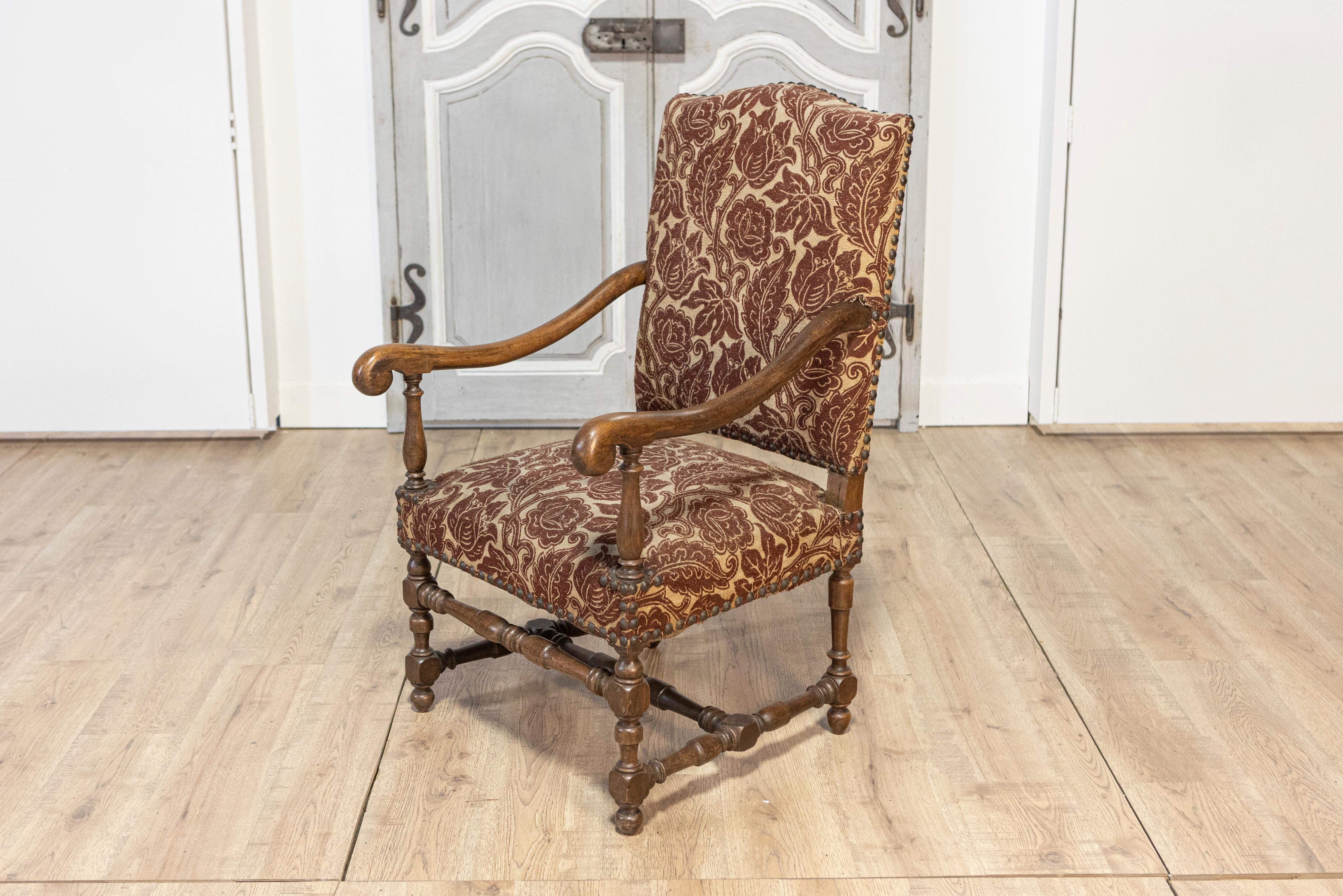 Dos pares de sillones franceses del siglo XX Nogal en venta