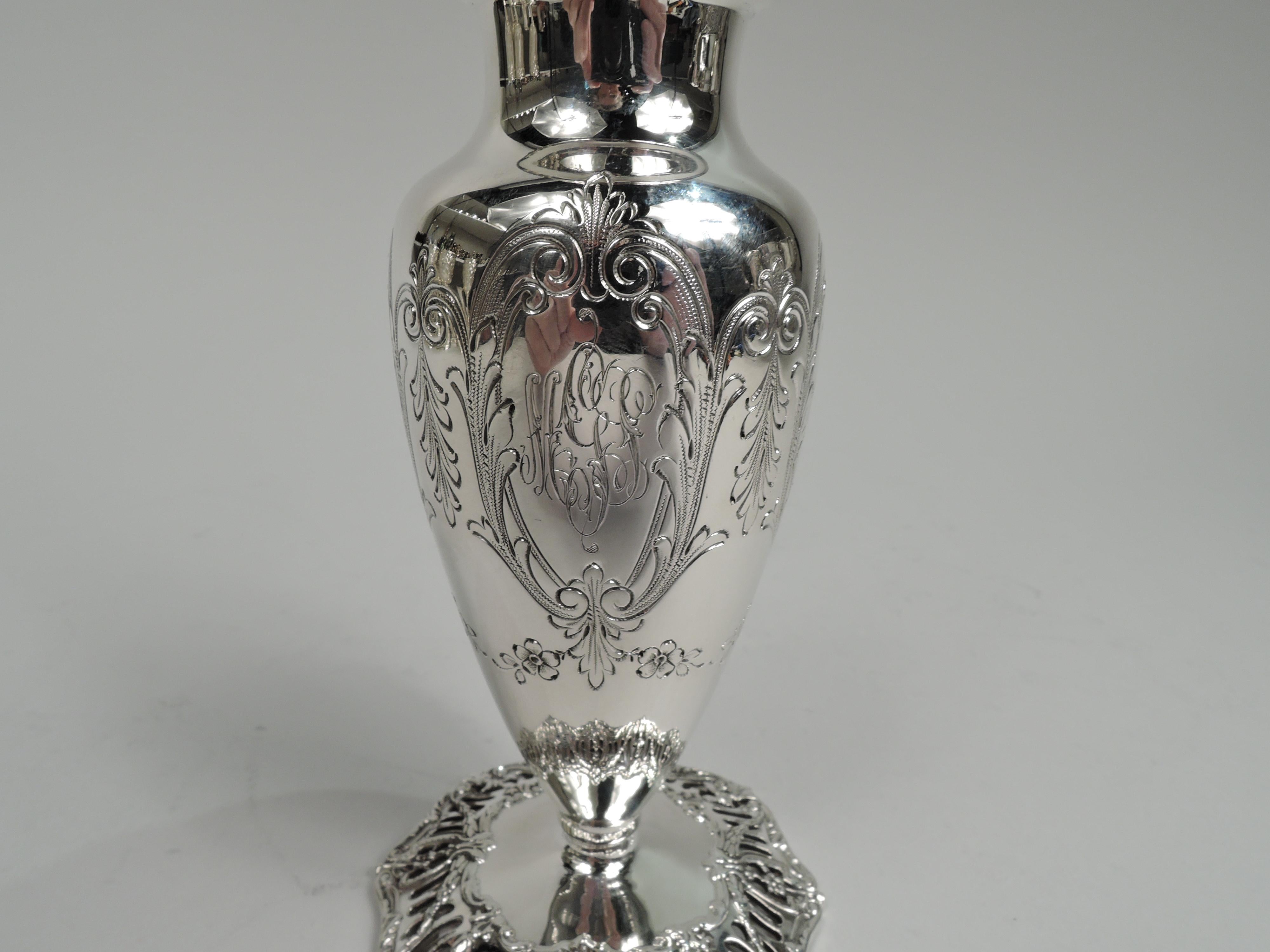 Two Pairs of Antique Edwardian Regency Sterling Silver Salt & Pepper Shakers In Good Condition For Sale In New York, NY
