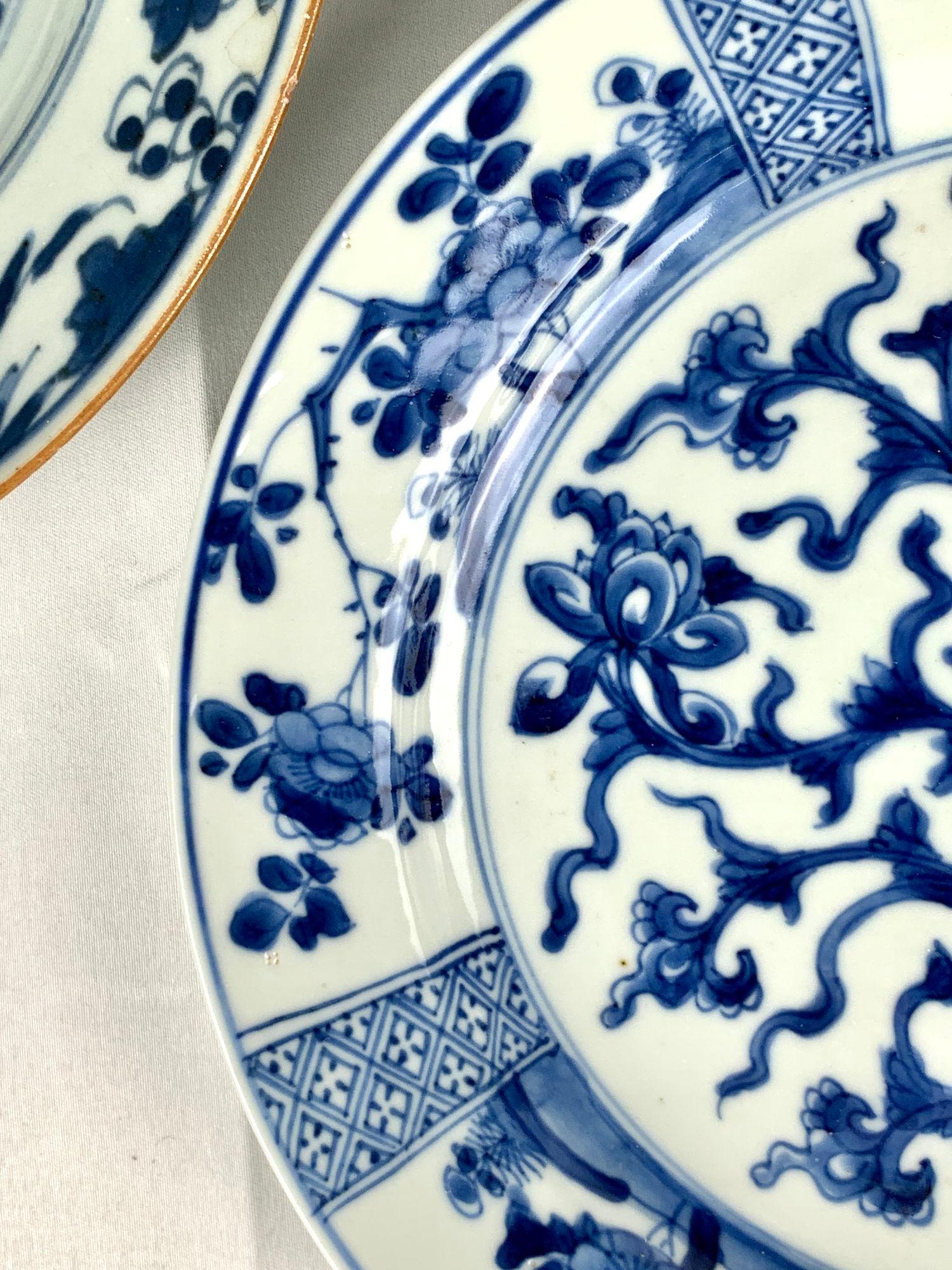 Two Pairs of Blue and White Chinese Porcelain Dishes 18th Century For Sale 6