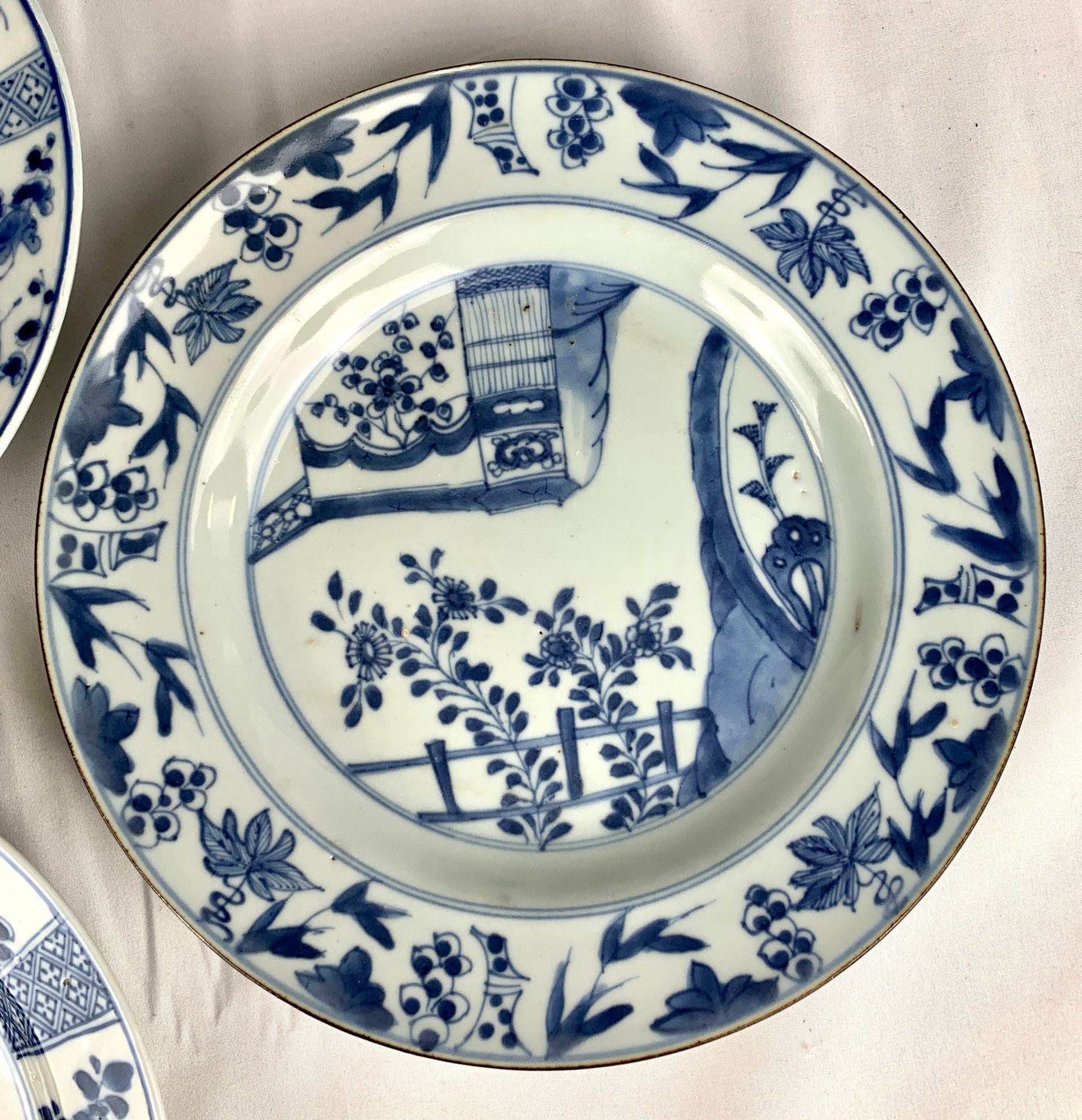 Two Pairs of Blue and White Chinese Porcelain Dishes 18th Century For Sale 1