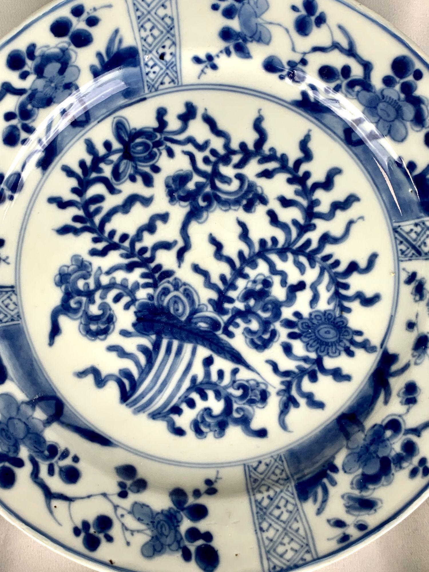 Two Pairs of Blue and White Chinese Porcelain Dishes 18th Century For Sale 4