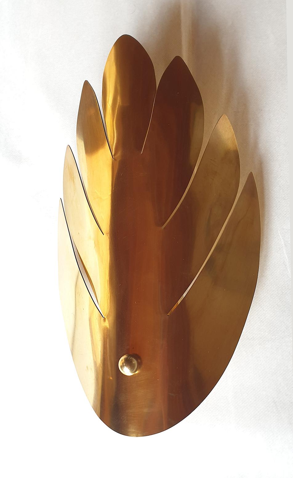 Pair of Mid-Century Modern brass wall sconces, in the style of Maison Jansen, France, 1970s
1-light each, rewired for the US.
Brass stylized curved leaf, and brass mounts.
In very good condition.

