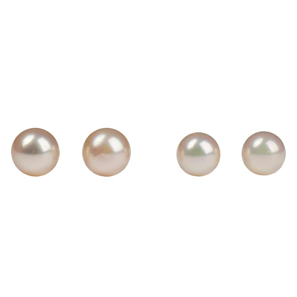Deux belles paires de boucles d'oreilles classiques en perles de culture, chaque perle étant d'un grand éclat et d'une couleur blanche uniforme, la paire la plus grande ayant des reflets roses. Les perles d'une paire mesurent 7,7 mm et celles de