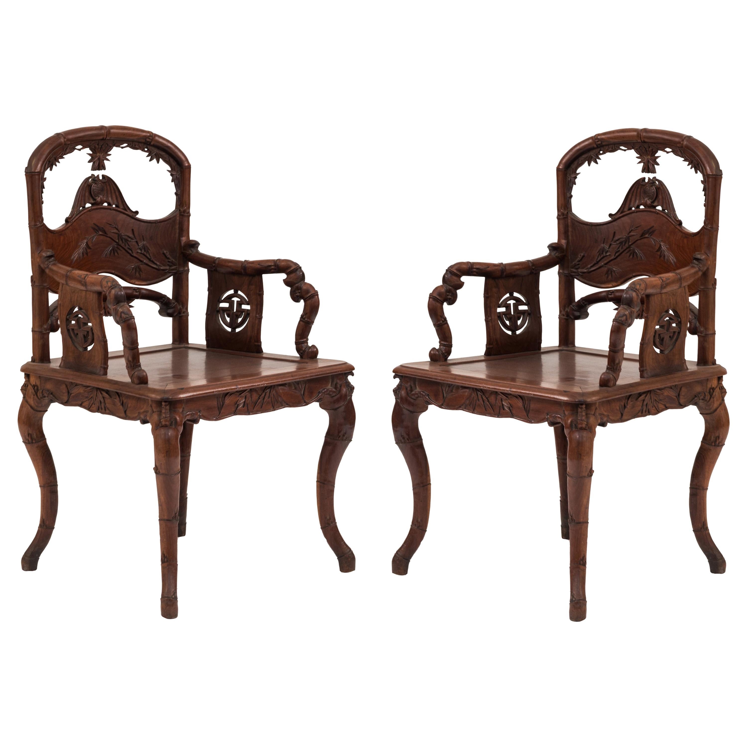 Paire de fauteuils de style Régence anglaise en bois de rose et faux bambou