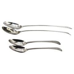 Dos pares de cucharas inglesas de servir de plata.