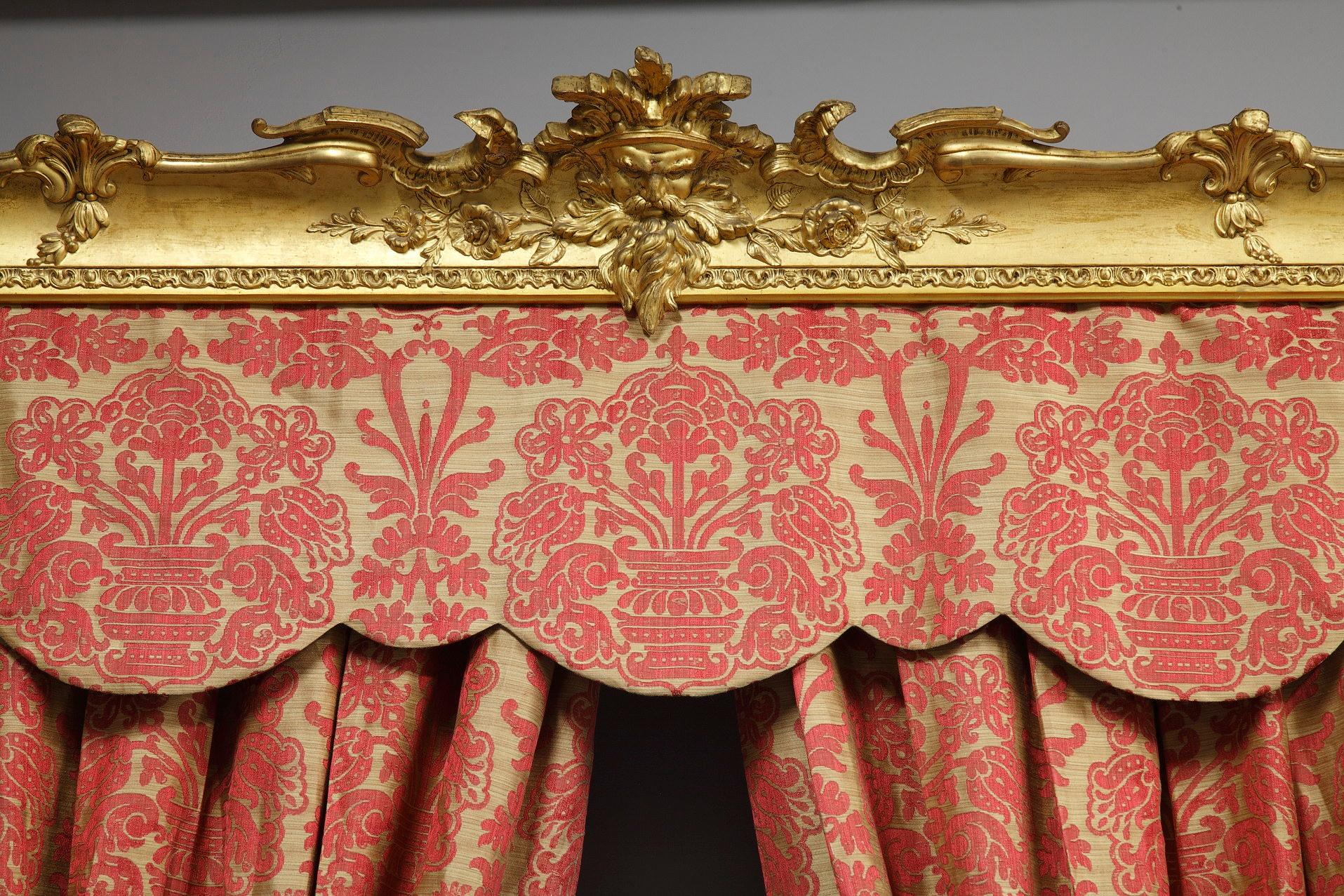 Two Pairs of Fadini-Borghi Curtains and Their Valances Topped by a Gilded Wood In Good Condition In Paris, FR
