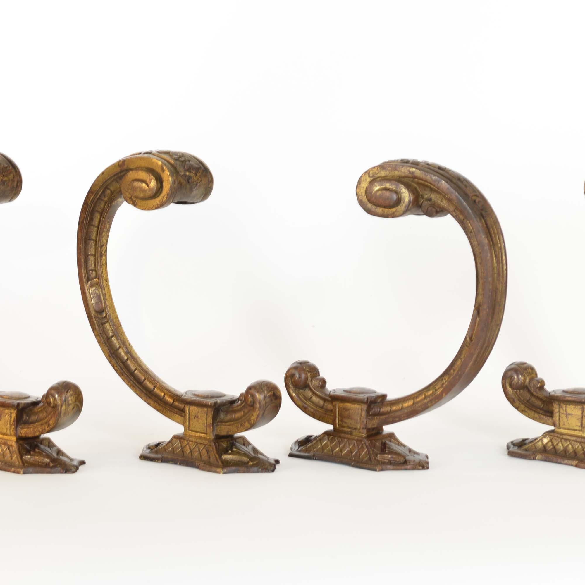 Due coppie di copritenda francesi in ormolu
Fuso in ottone massiccio e dorato.  Da appendere alla parete per trattenere le tende.
Francese, 1880 circa