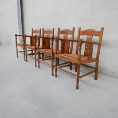 Deux paires de fauteuils français en chêne jonc du milieu du siècle dernier