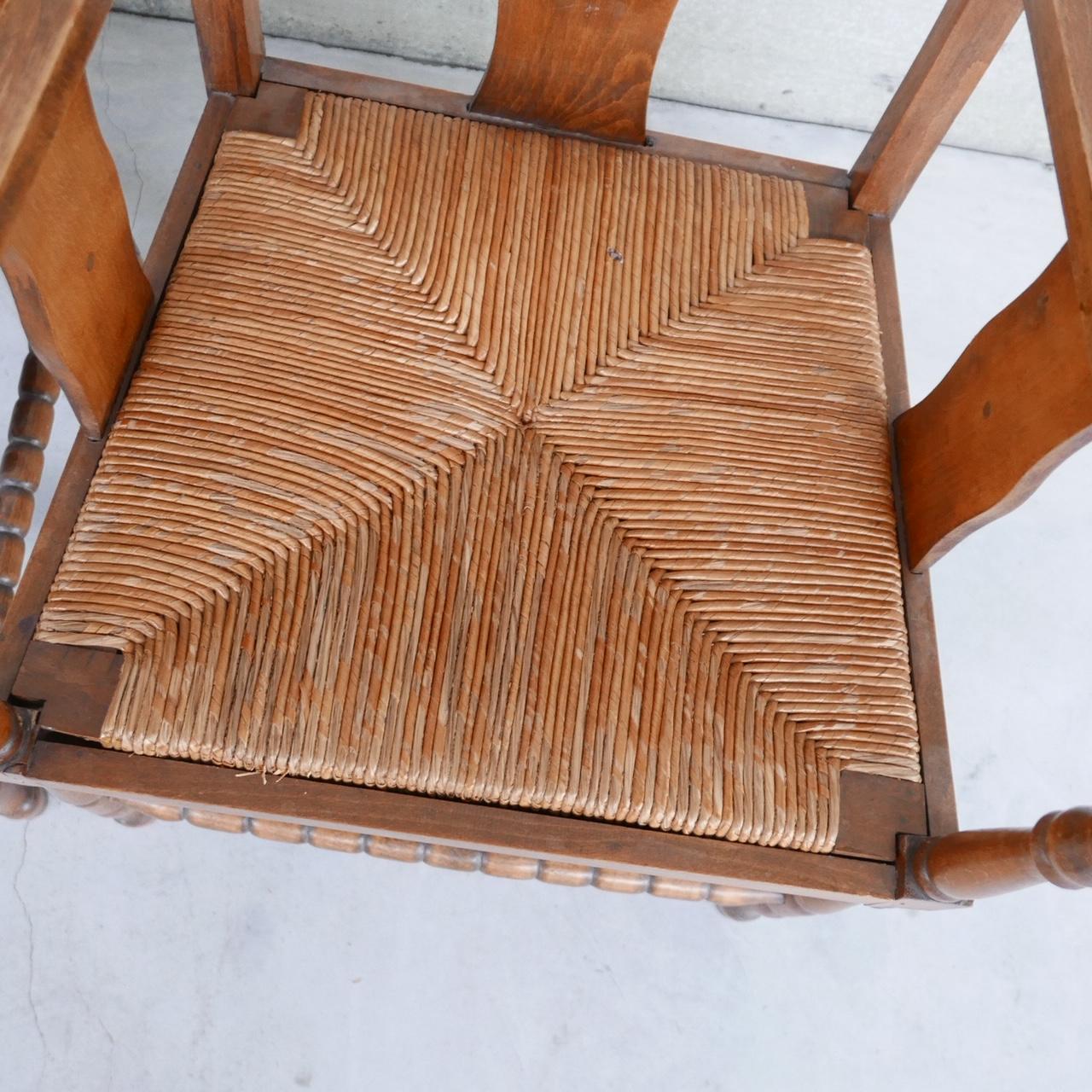 Paar französische Sessel aus Binsen-Eiche aus der Mitte des Jahrhunderts im Zustand „Gut“ im Angebot in London, GB