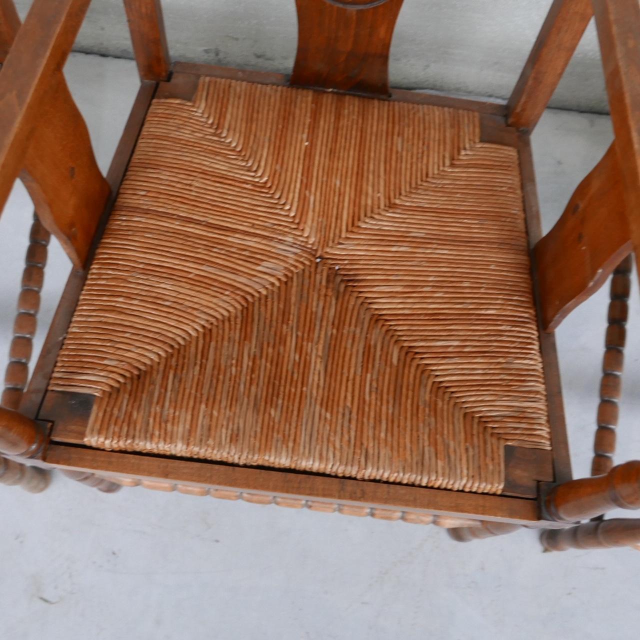 Paar französische Sessel aus Binsen-Eiche aus der Mitte des Jahrhunderts (Holz) im Angebot