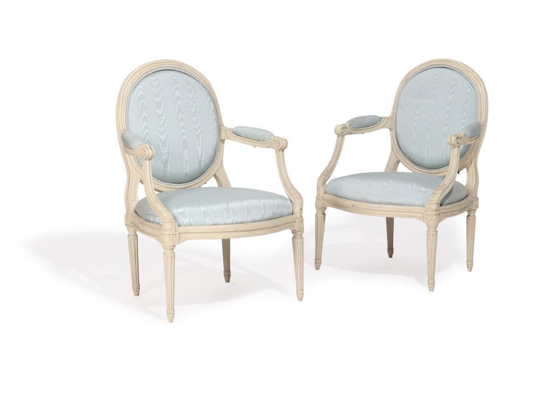Französische weiß bemalte Louis XVI-Stühle, signiert Nadal, 1733-1783, Paar (Louis XVI.) im Angebot