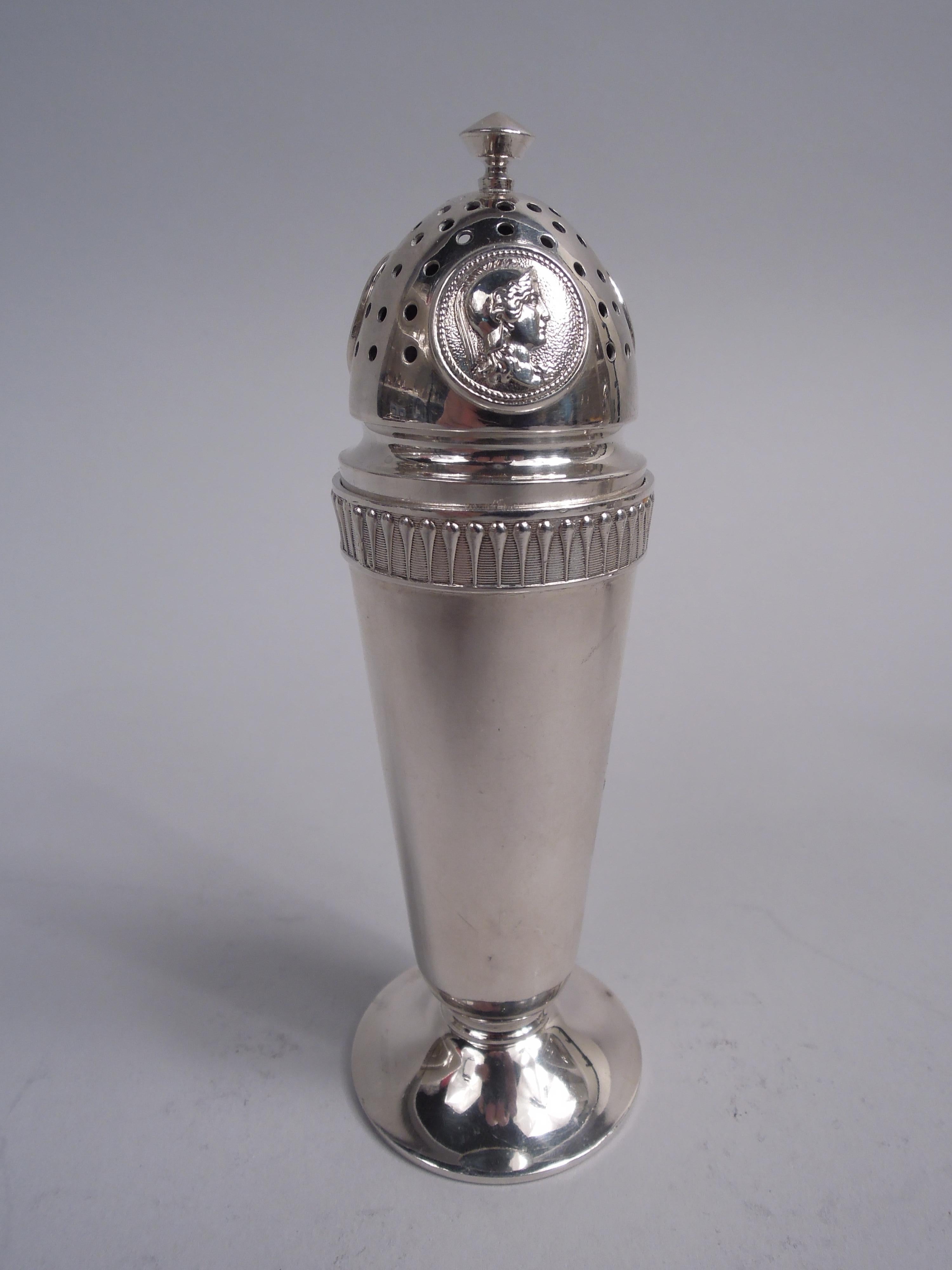 Due coppie di sale e pepe in argento Medallion coin. Prodotto da Gorham a Providence, nel 1860 circa. Ogni sale: Ciotola emisferica rotonda e ricurva su piede rialzato.
Ogni peperone: Ciotola dritta e affusolata su piede rialzato; coperchio forato