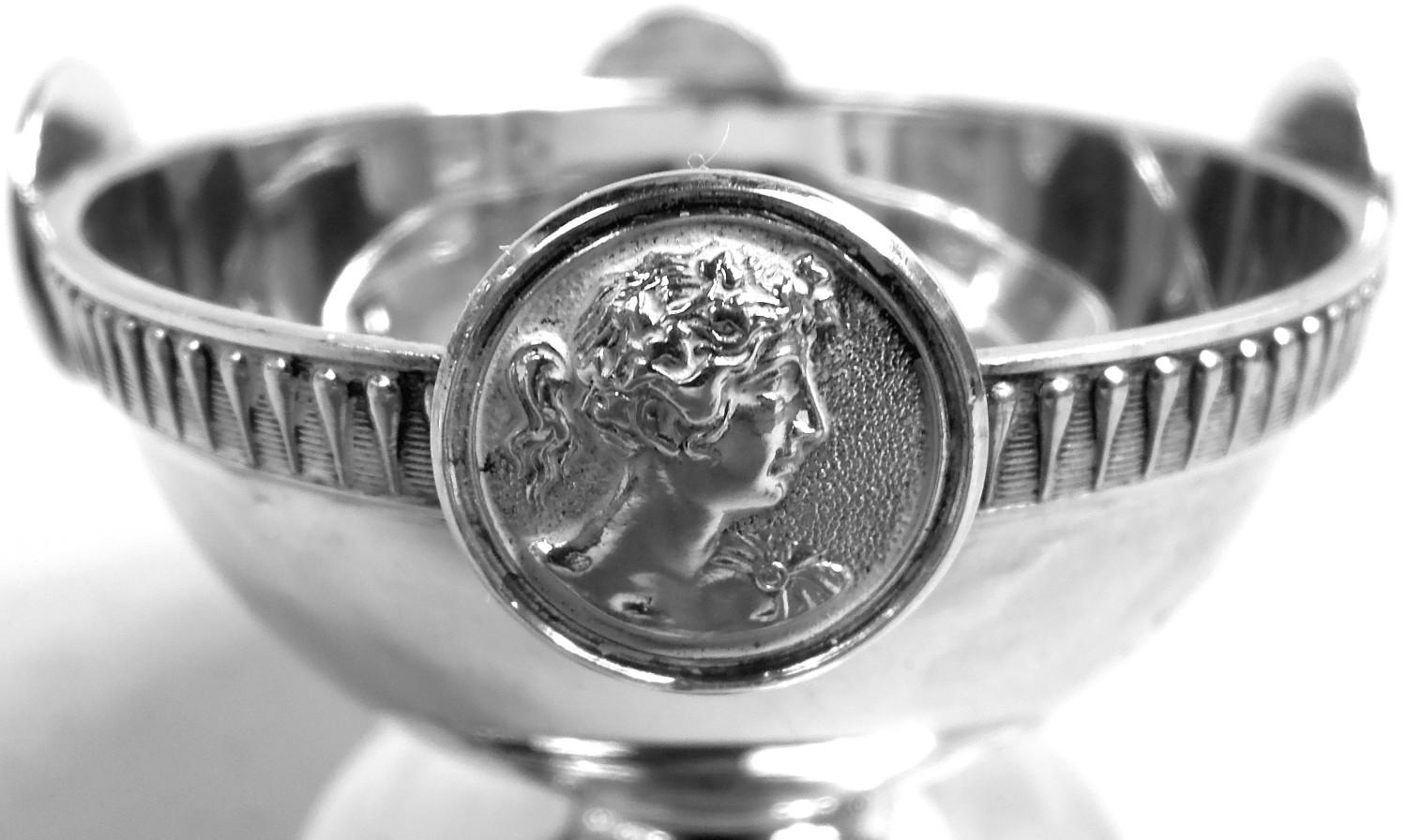 XIX secolo Due coppie di sali e peperoni in argento con medaglione di Gorham con cucchiai in vendita