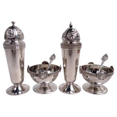 Dos pares de saleros y pimenteros Gorham Medallion Coin Silver con cucharas