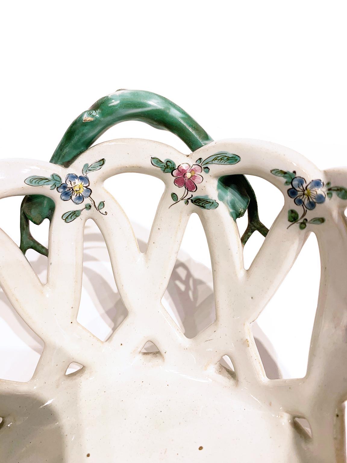 Dos pares de cestas de maiolica italiana, hacia 1780 en venta 7