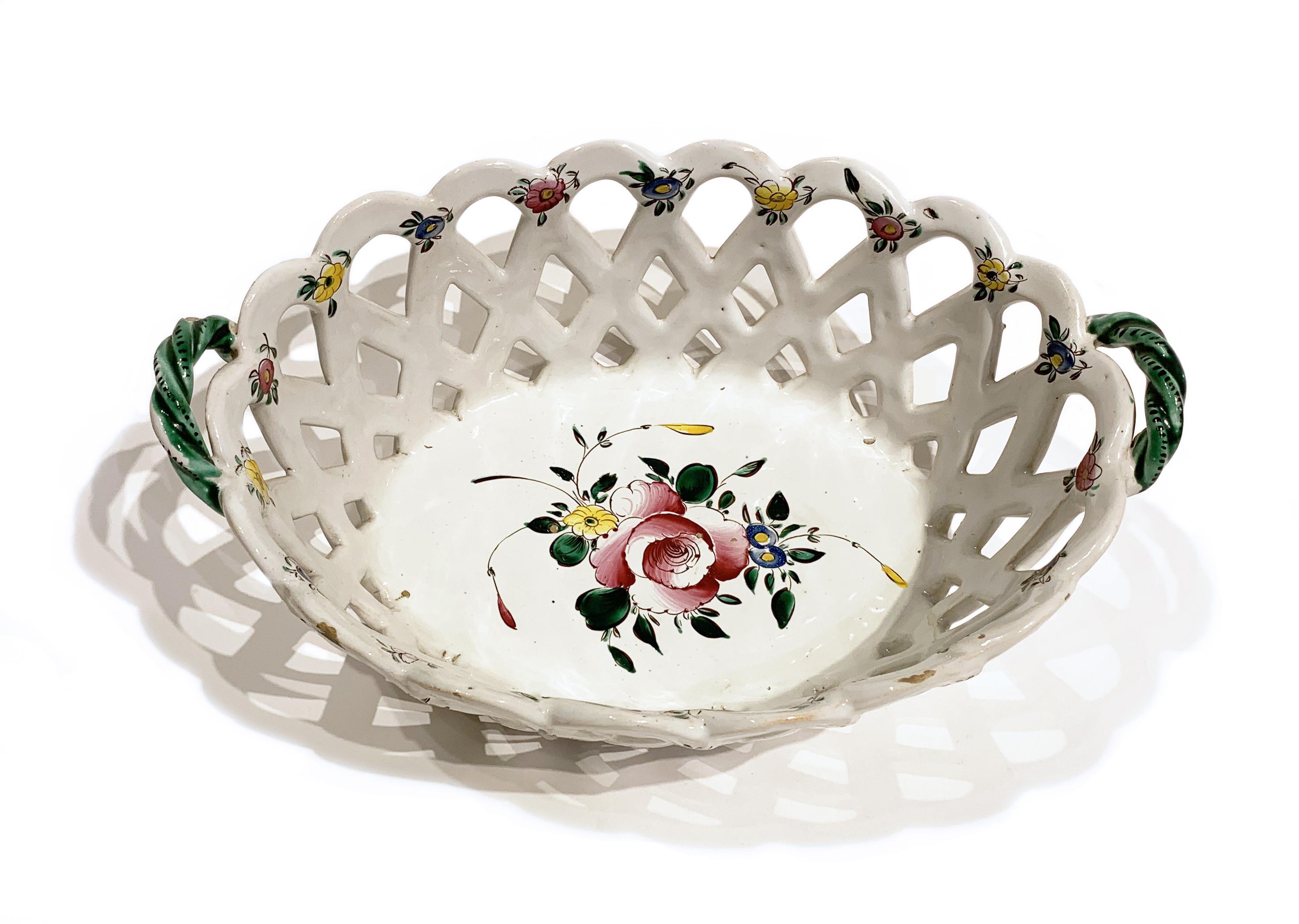 Dos pares de cestas de maiolica italiana, hacia 1780 en venta 4