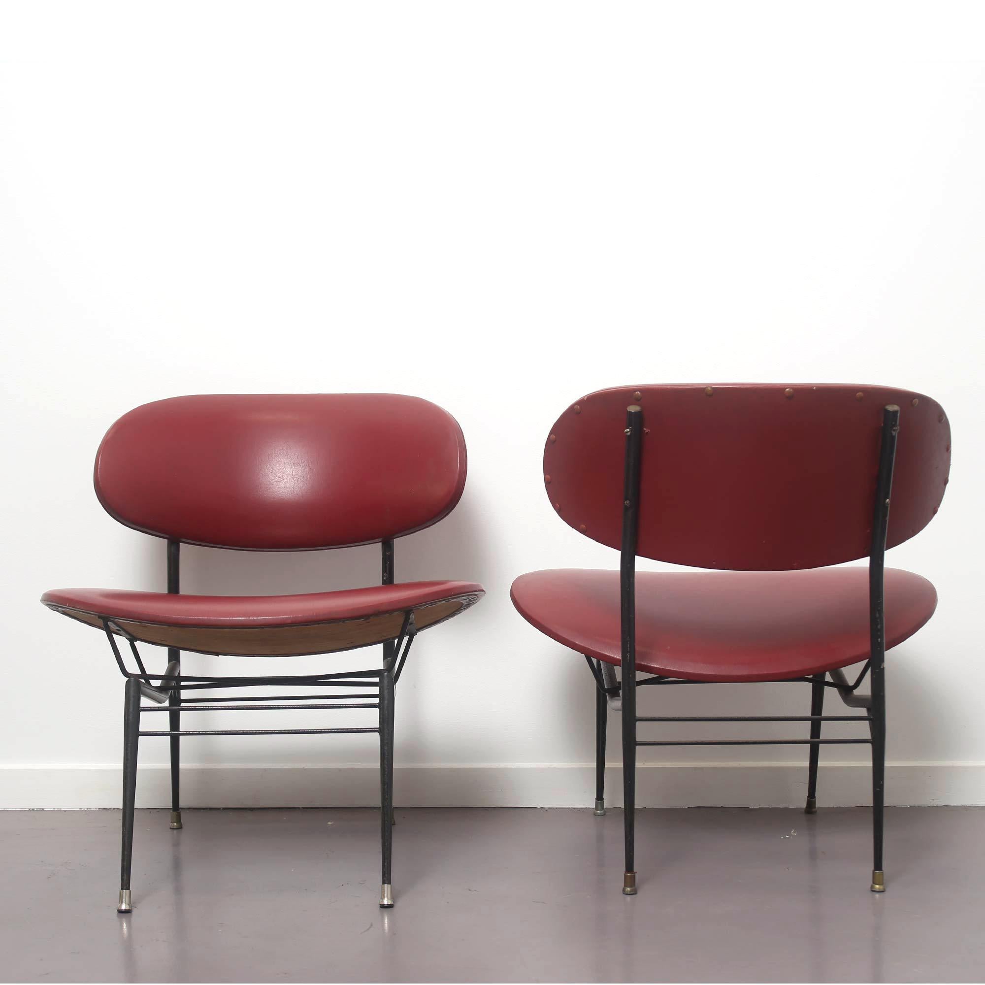 Italian Mid Century Modern Red Vinyl Lounge Chairs by Gastone Rinaldi, 1950 (Moderne der Mitte des Jahrhunderts)