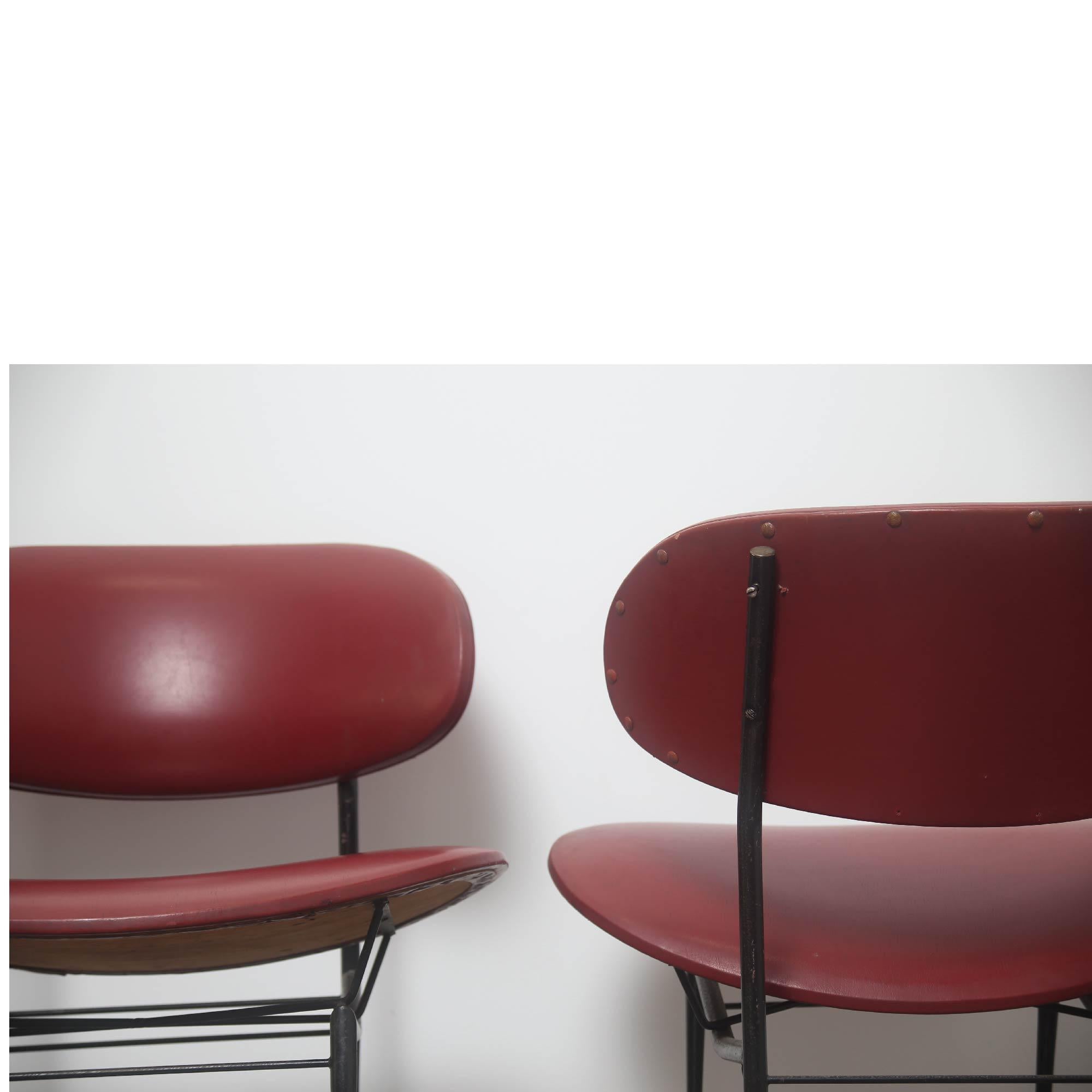 Italian Mid Century Modern Red Vinyl Lounge Chairs by Gastone Rinaldi, 1950 im Zustand „Gut“ in Byron Bay, NSW