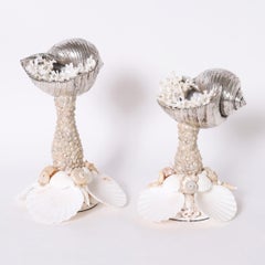 Deux paires de chandeliers sculpturaux italiens en coquillages et corail, prix par paire