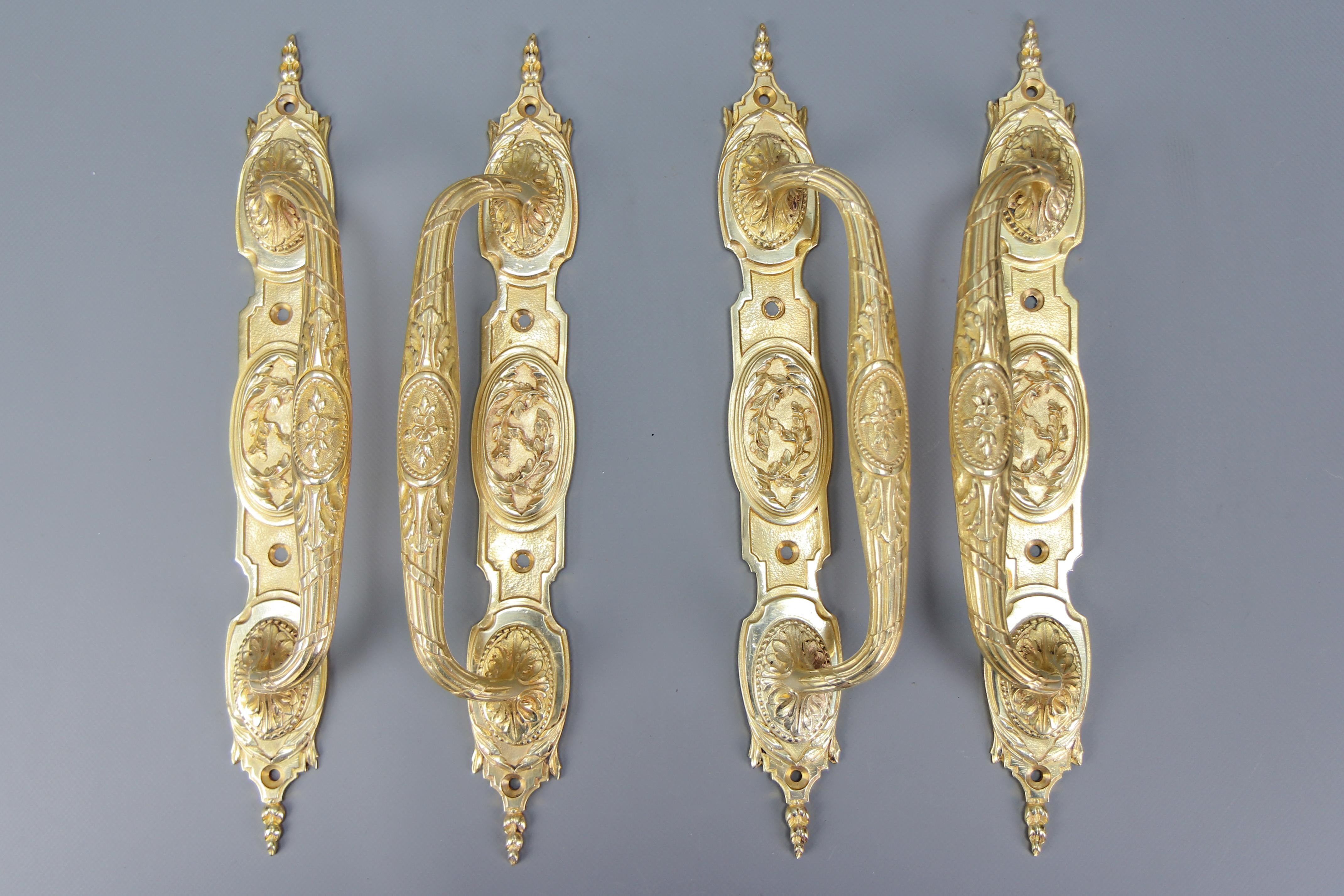 One pair of large antique Louis XVI-style bronze door handles, from the late 19th Century.
These impressive and large French Louis XVI-style bronze push-and-pull door handles are richly ornate with leaf and floral motifs.
There are two items in this
