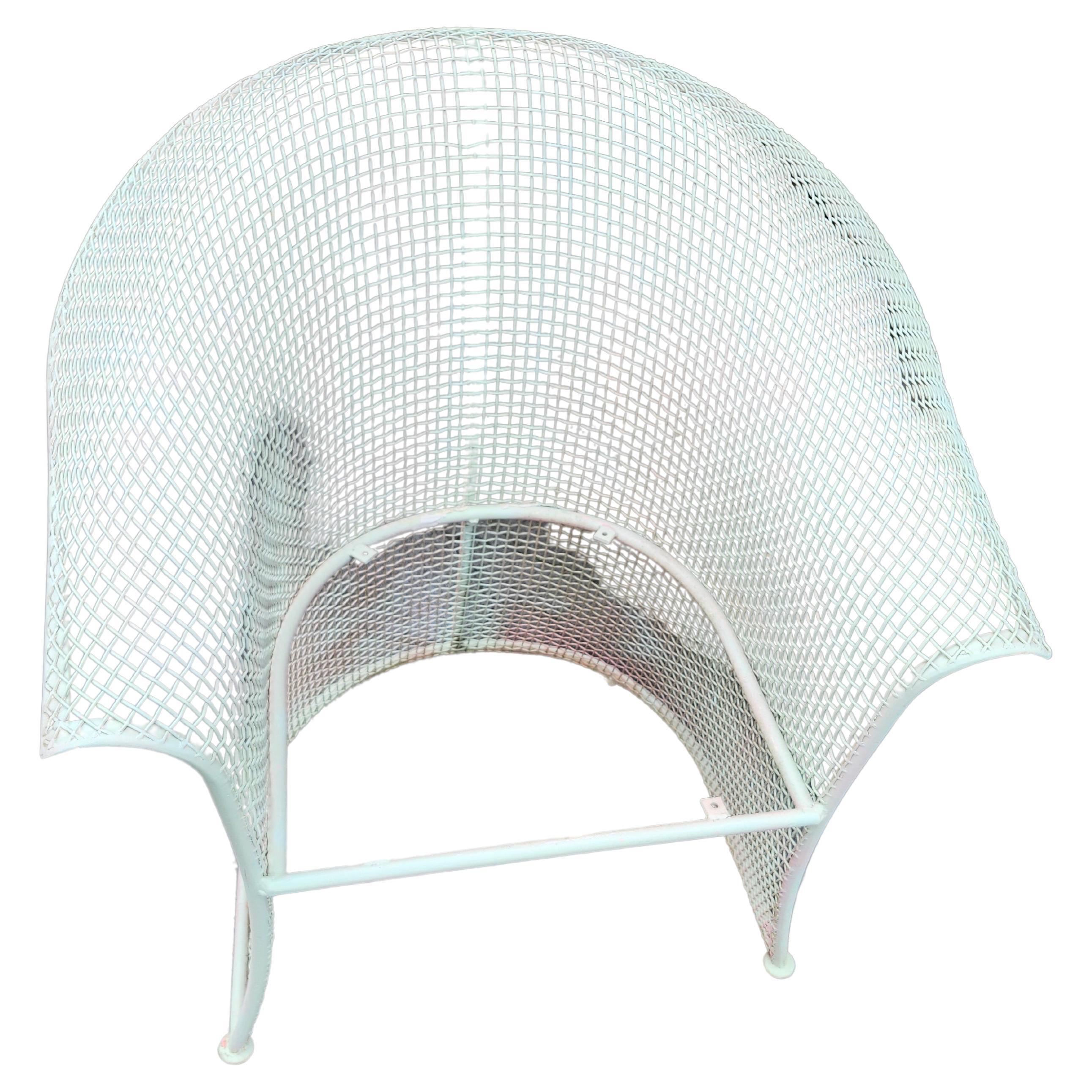 Design eccezionale e raro della linea sculptura. Due coppie di poltrone in rete con schienale a ventaglio curvo e sedute a scomparsa. Nota: i sedili non sono presenti, vengono venduti senza i sedili.
Le sedie sono in ottime condizioni vintage con un