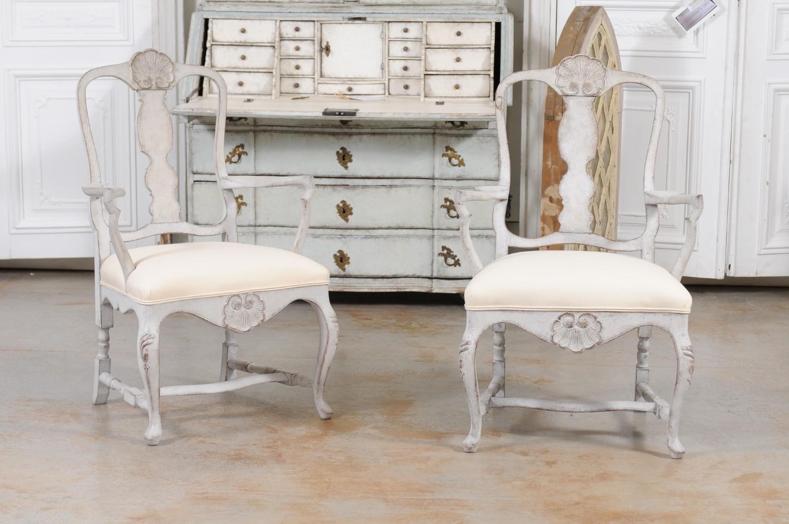 Rococo Deux paires de fauteuils scandinaves peints de style rococo en vente