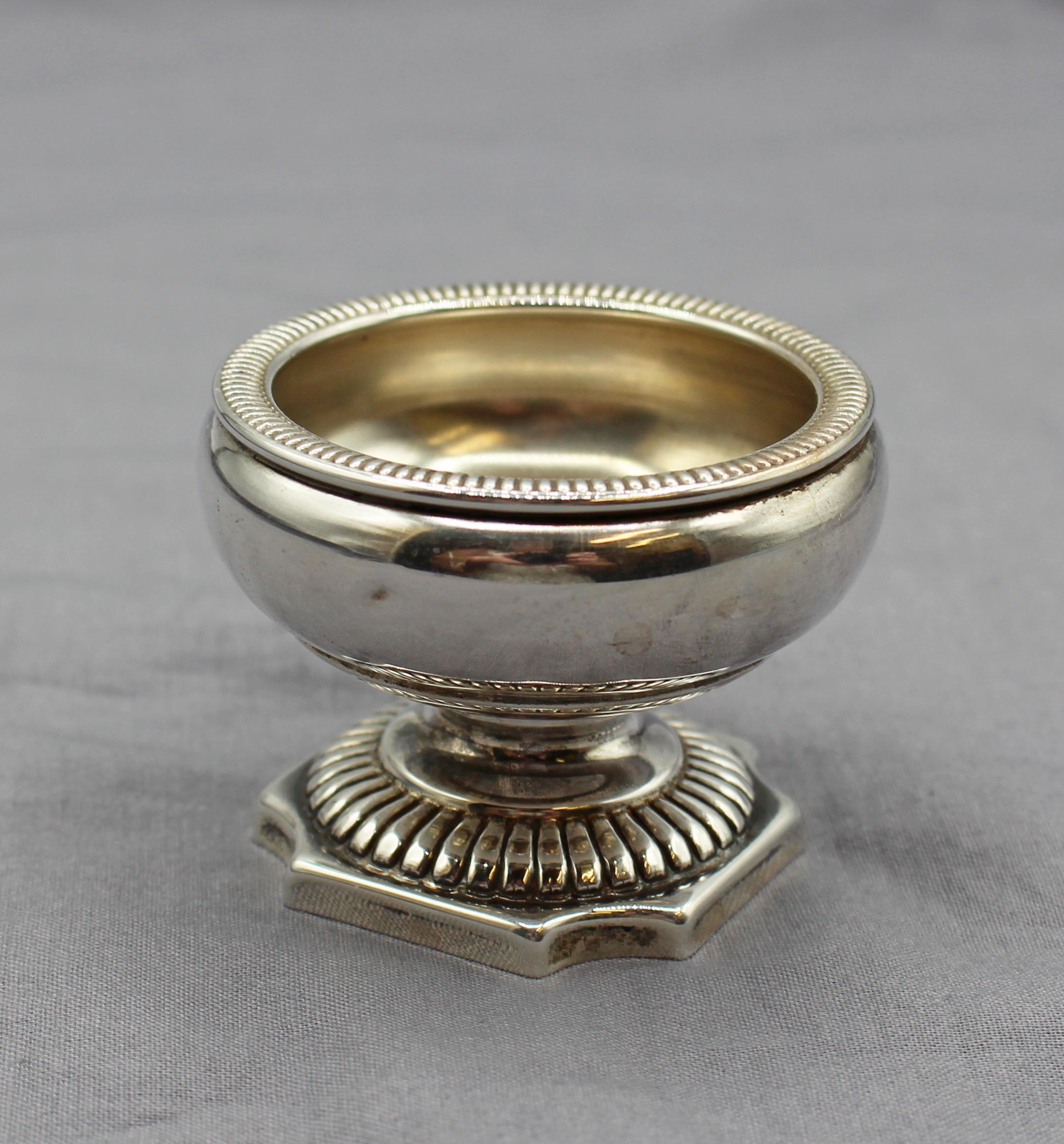 Zwei Paar Salz- und Pfefferstreuer aus Sterlingsilber von Fisher. Handsome, Chippendale Geschmack mit gadroon Grenzen & Finial Tipps, um den Pfeffer Rollen. Ein paar kleine Dellen. 5,25 Feinunzen.
Salz: Ø 2,25