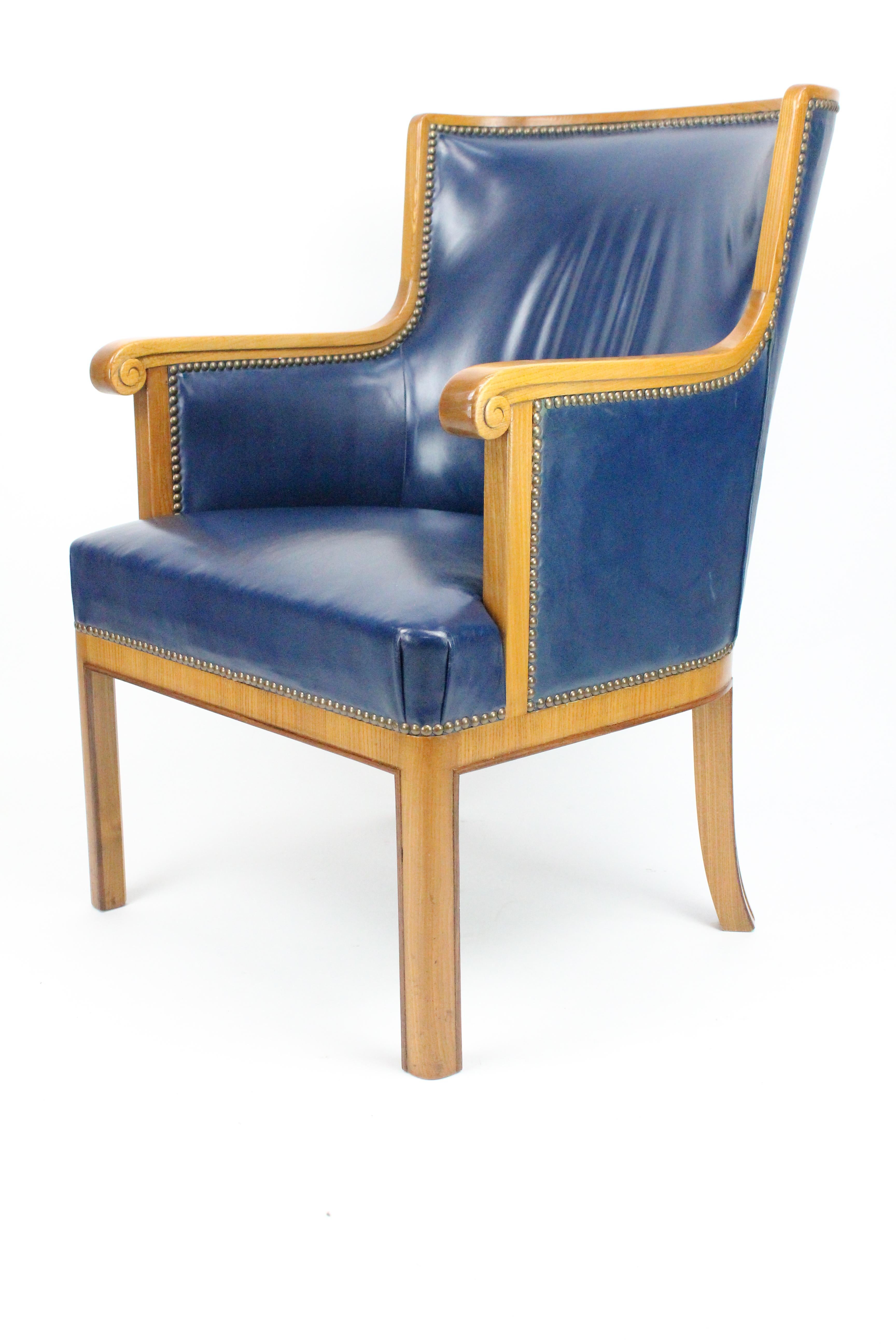 Two Pairs of Swedish 1930s Armchairs by Bodafors in Elm and Royal Blue Leather In Good Condition In Skanninge, SE