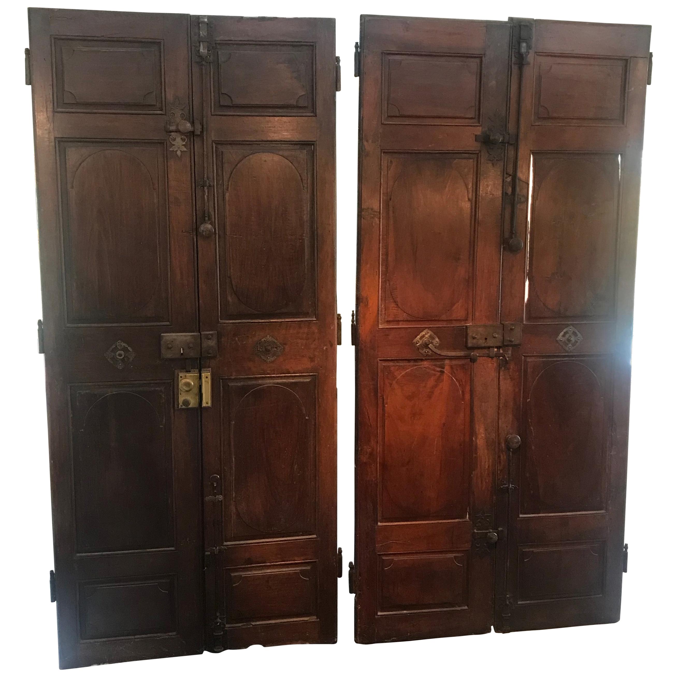 Due coppie di porte in legno di noce francese di dimensioni architettoniche molto grandi