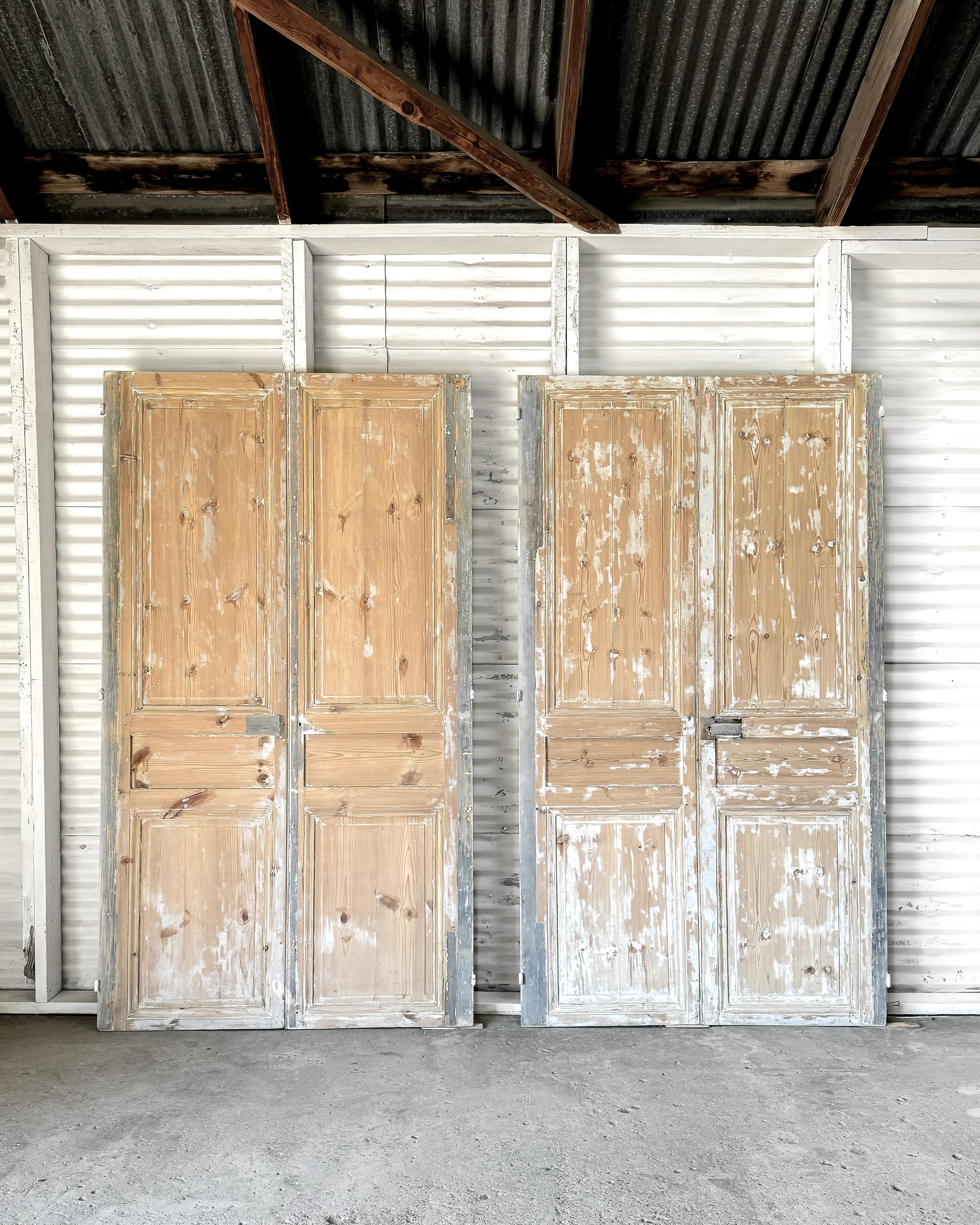 Deux paires de portes d'armoires françaises anciennes du XIXe siècle, trouvées en France. Fabriquées à la main en bois massif, ces portes comportent trois panneaux ornés d'une garniture rainurée et biseautée, mettant en valeur le savoir-faire