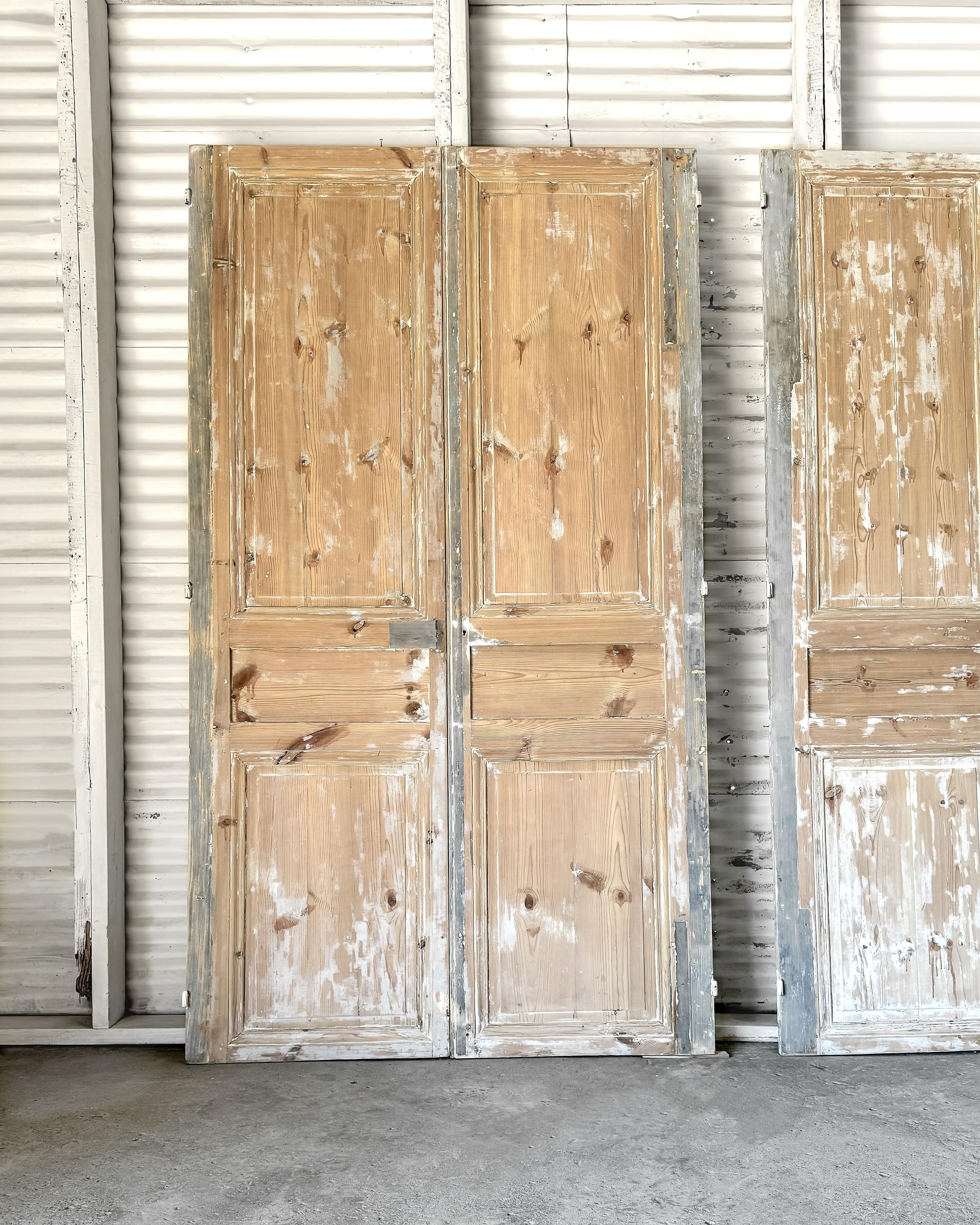 Deux paires de portes d'armoires françaises du 19ème siècle récupérées Bon état - En vente à Mckinney, TX