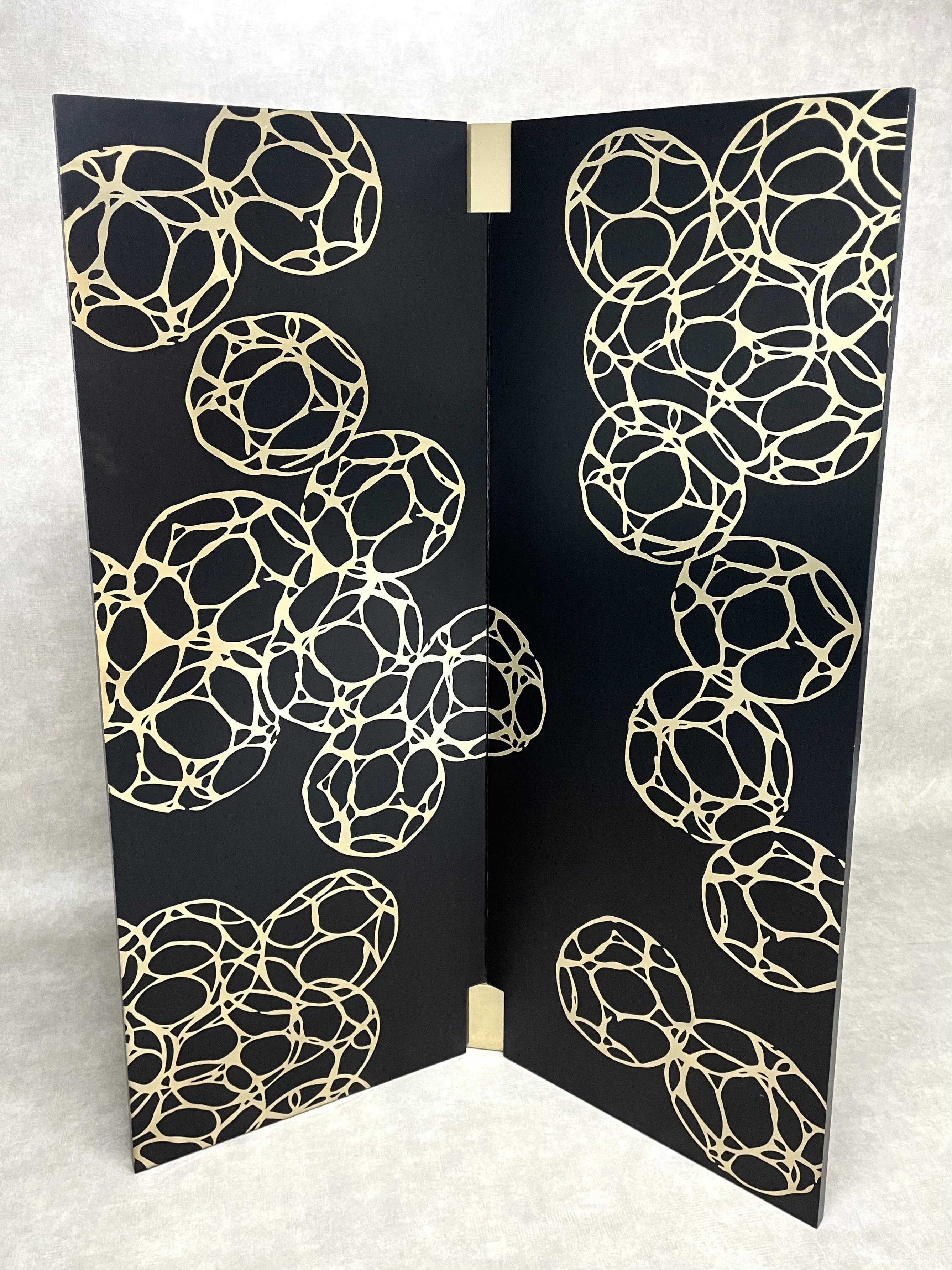 Oak screen. One side is matte black lacquer with shiny brass inlay work. The other side is polished, gold-colored titanium with polished brass inlay patterns. The dimensions of the screen can be adjusted and more panels can be added.
Dimensions : L
