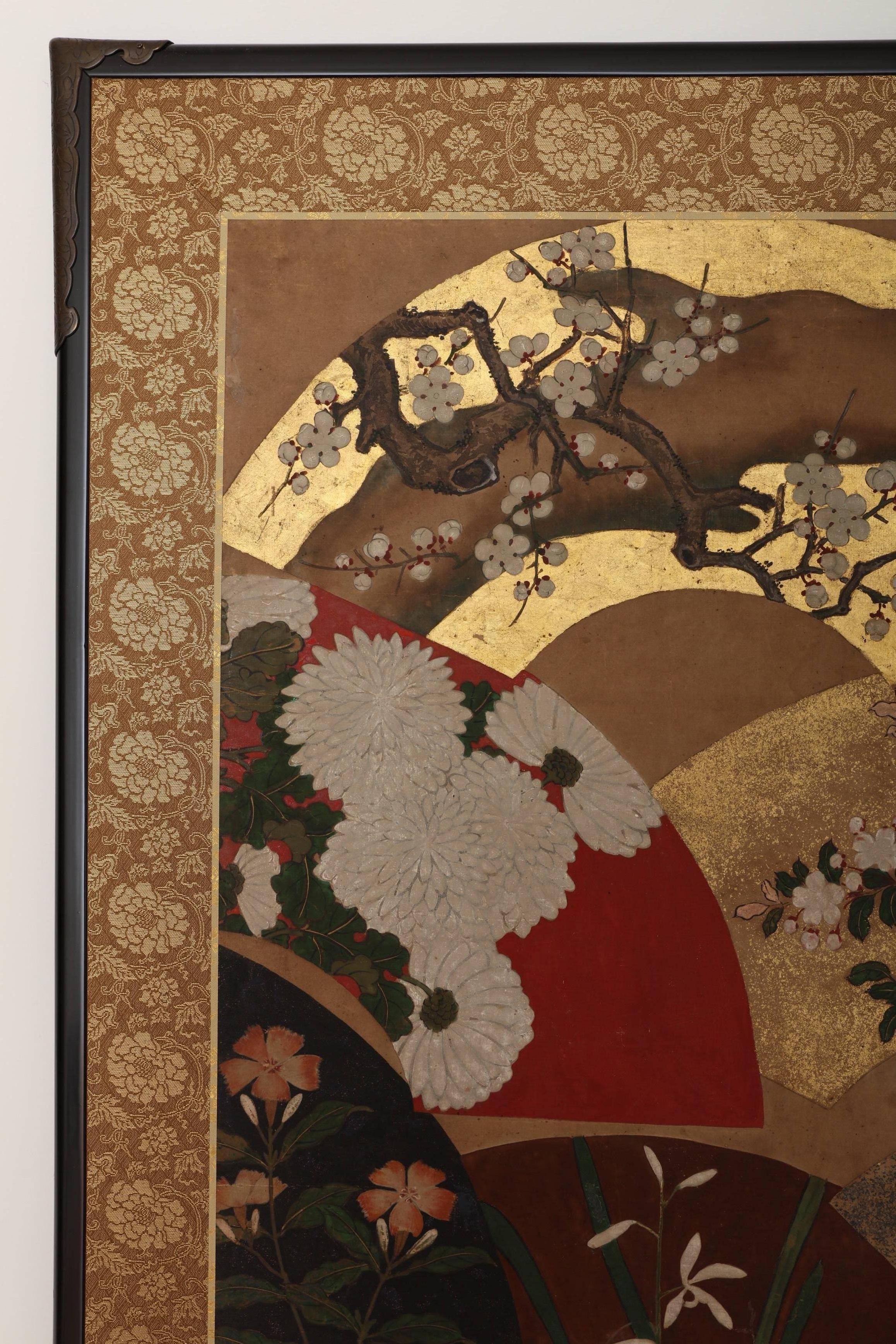 Two-panel folding screen; ink, mineral colors, go fun, gold leaf and gold sprinkle on paper.
Design of scattered fans, decorated with flowers associated to the different seasons.